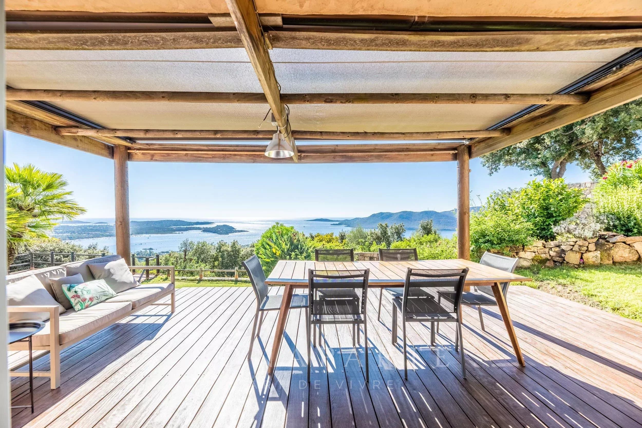 Villa avec vue dominante dans un environnement idéal.