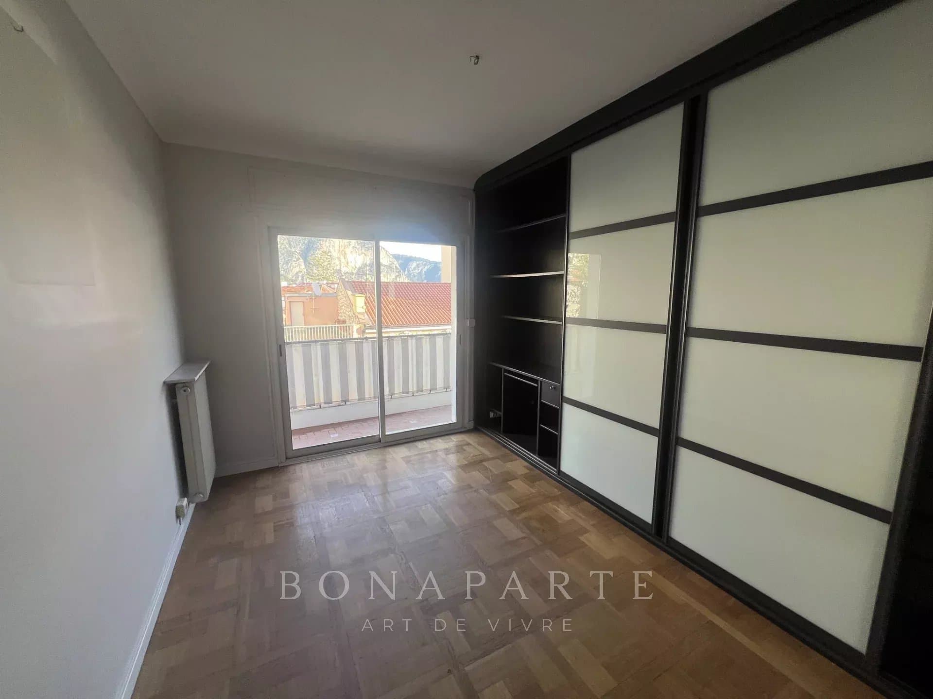 APPARTEMENT LUMINEUX - VUE DEGAGEE MONTAGNES - GRAND BALCON