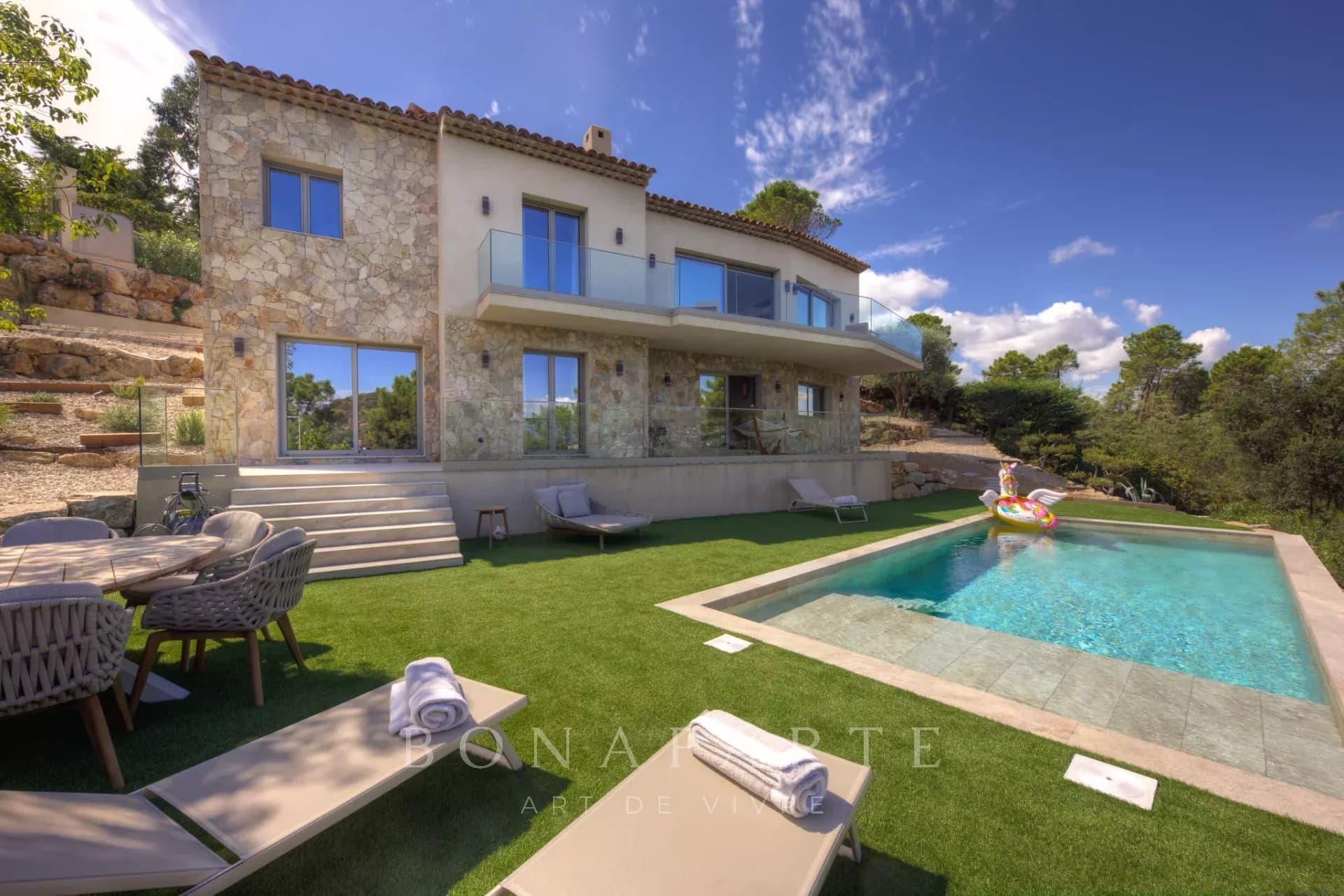 Au cœur de La Napoule villa de charme aux prestations contemporaines de 290 m² avec vue panoramique sur la me