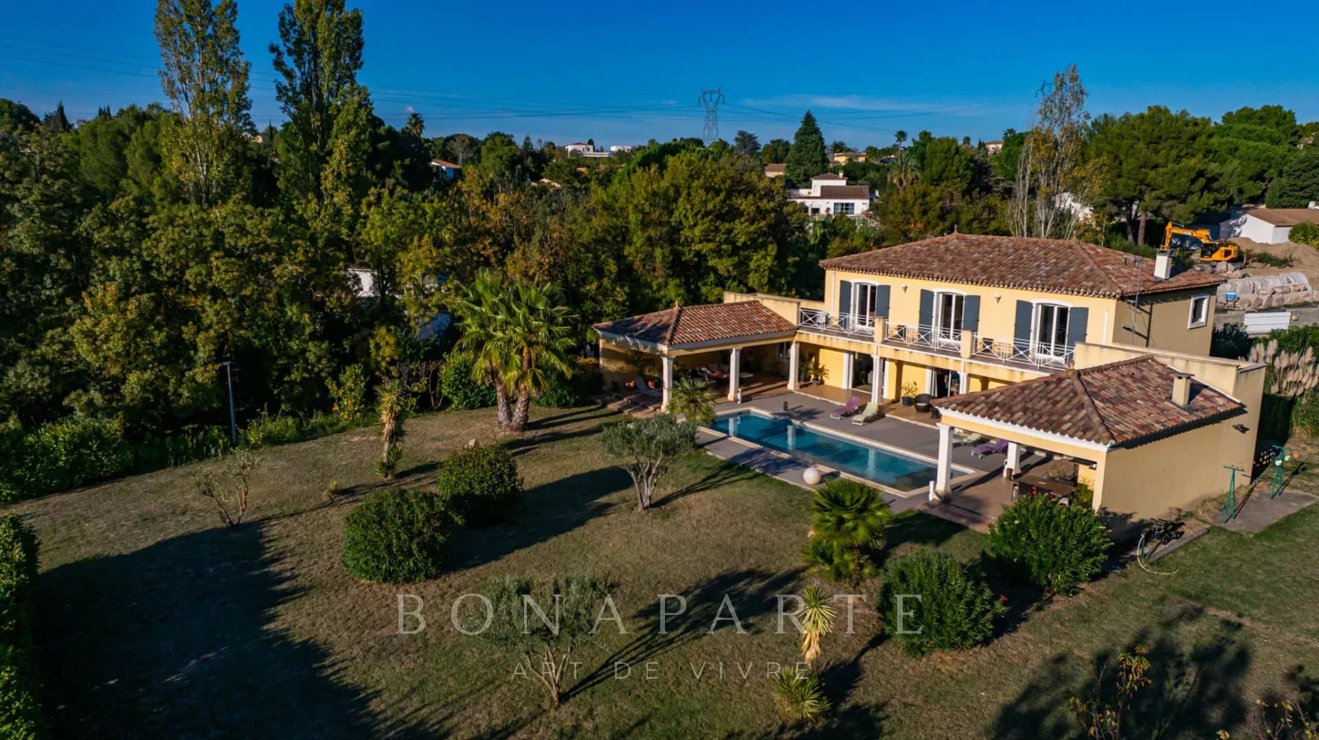 Unique family property in a quiet green setting