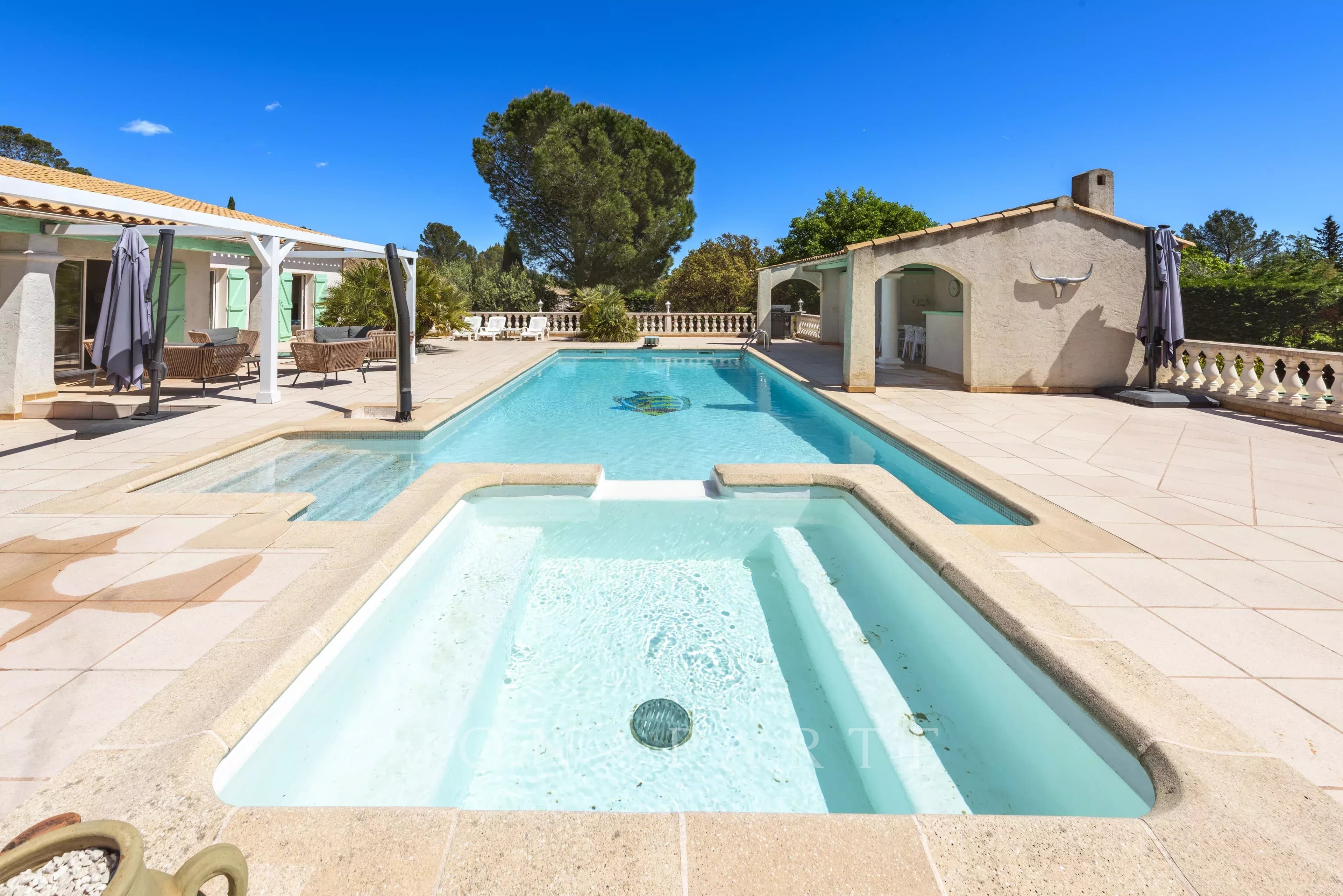 Superbe propriété de 257m² environ, située à Roquebrune sur Argens