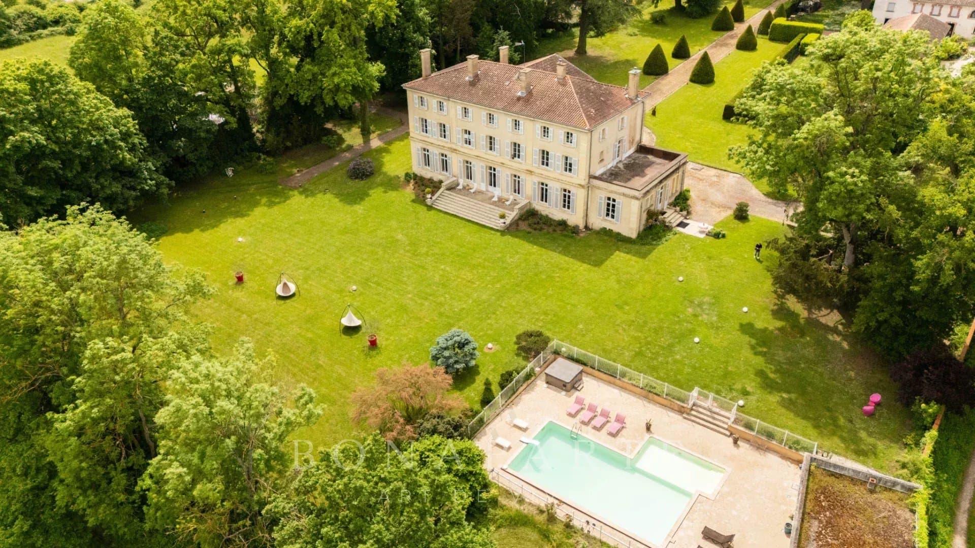 Superbe château du XVIIIe siècle sur son parc arboré
