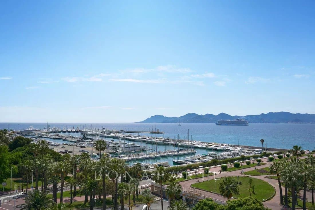 CANNES / CROISETTE - SUPERB 4- BEDROOM APARTMENT - PANORAMIC SEA VIEW