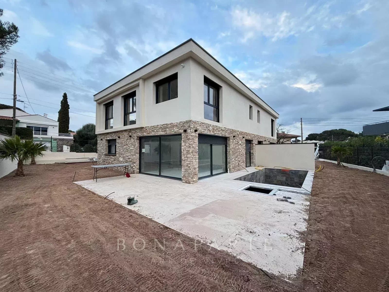 Élégance contemporaine neuve avec piscine à Saint-Raphaël