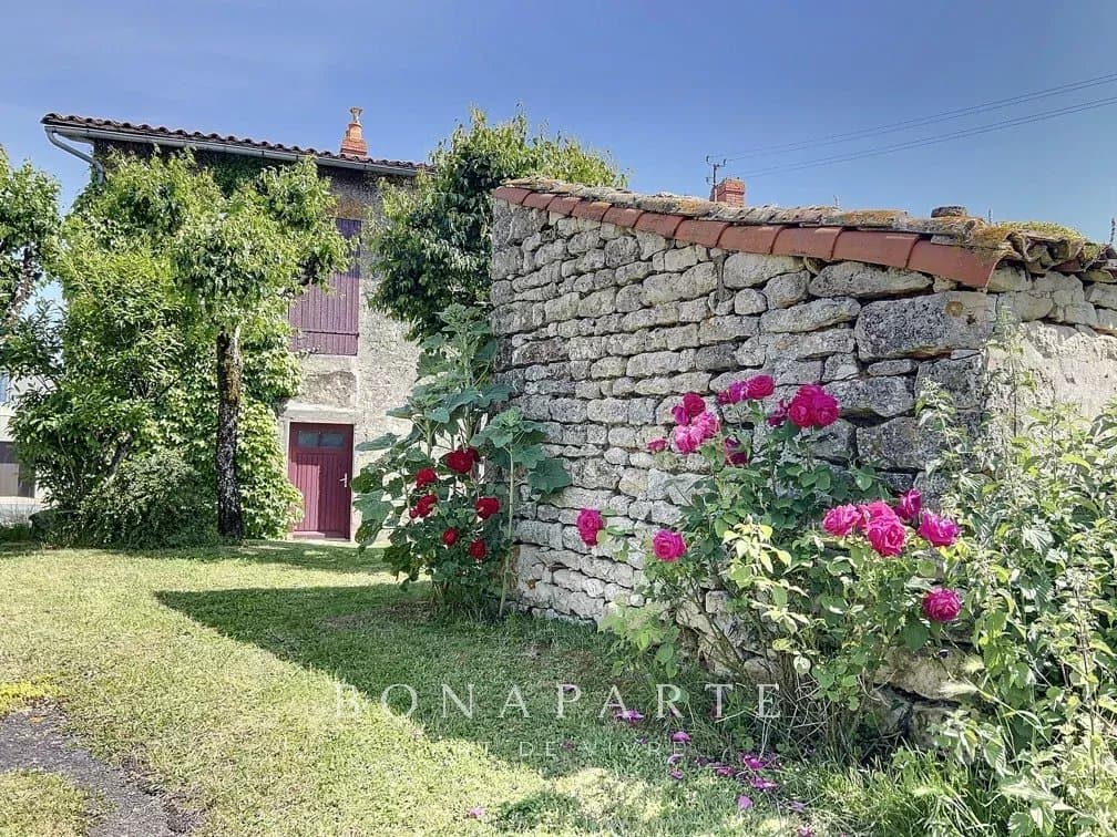 Exclusivité : Maison de campagne pleine de charme avec dépendances Idéal jeune couple ou famille À proximité de Saint-Maixent