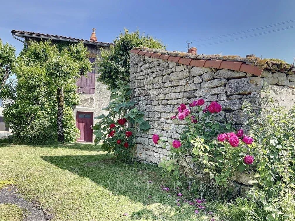 Exclusivité : Maison de campagne pleine de charme avec dépendances Idéal jeune couple ou famille À proximité de Saint-Maixent