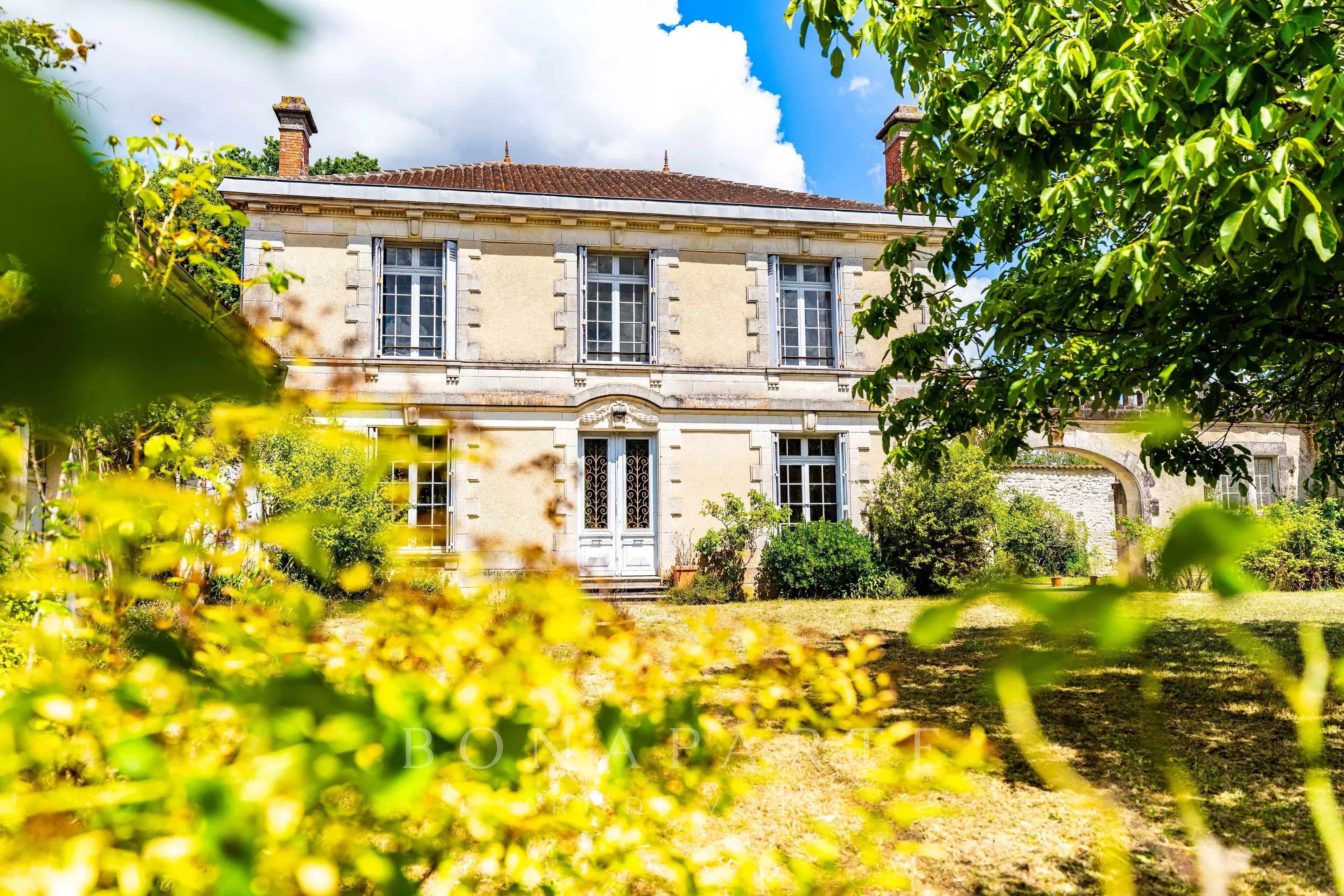 Chaleureuse maison bourgeoise de campagne, ses dépendances et son jardin