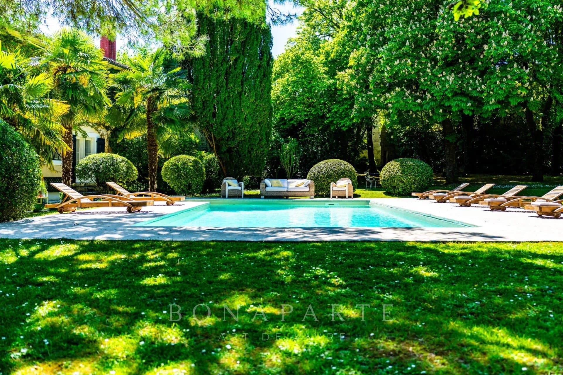 Propriété de caractère du XVII° siècle au cœur d’un parc majestueux – Charente-Maritime