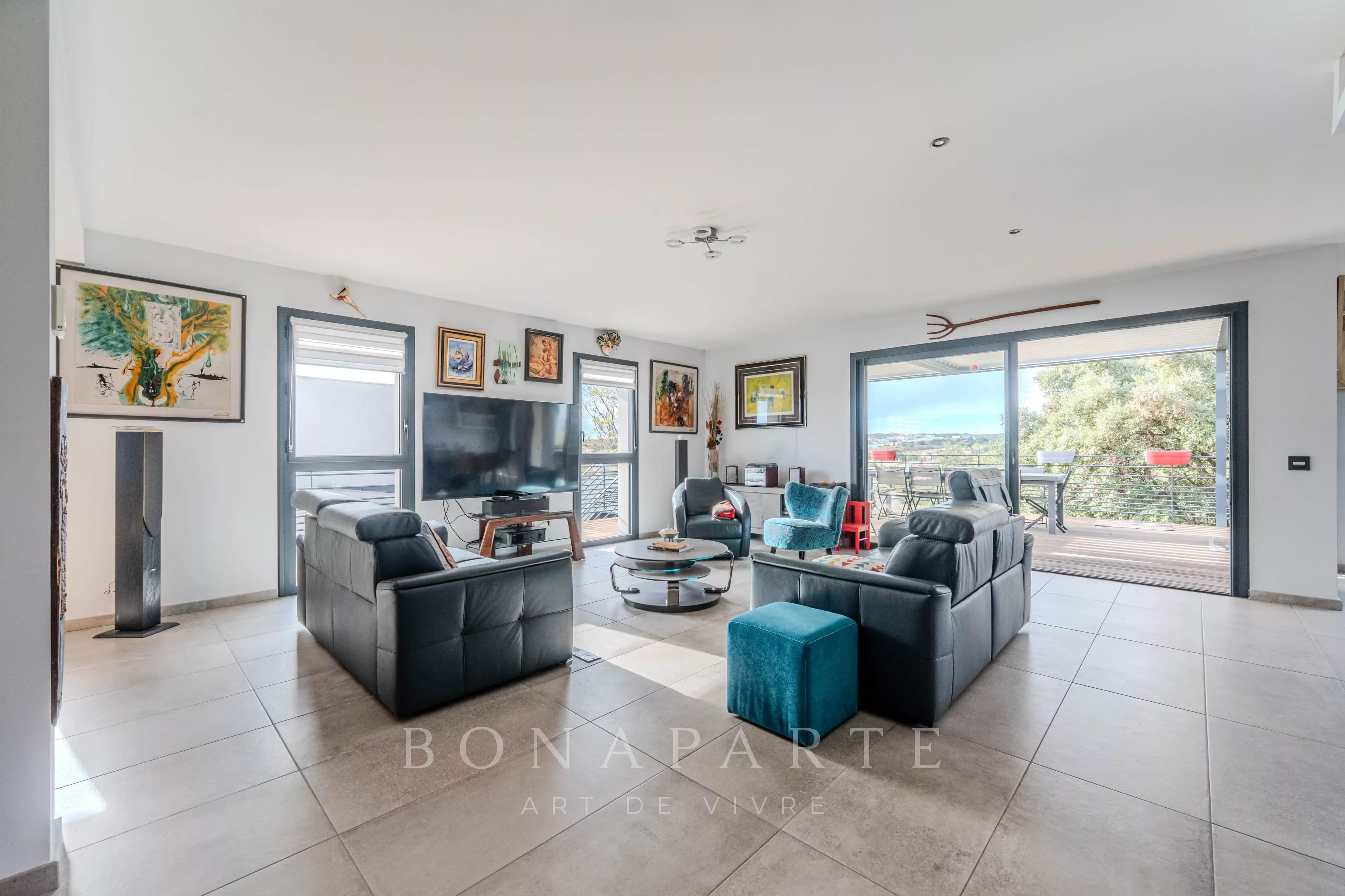 Villa contemporaine avec ascenseur — vente à terme libre d’occupation