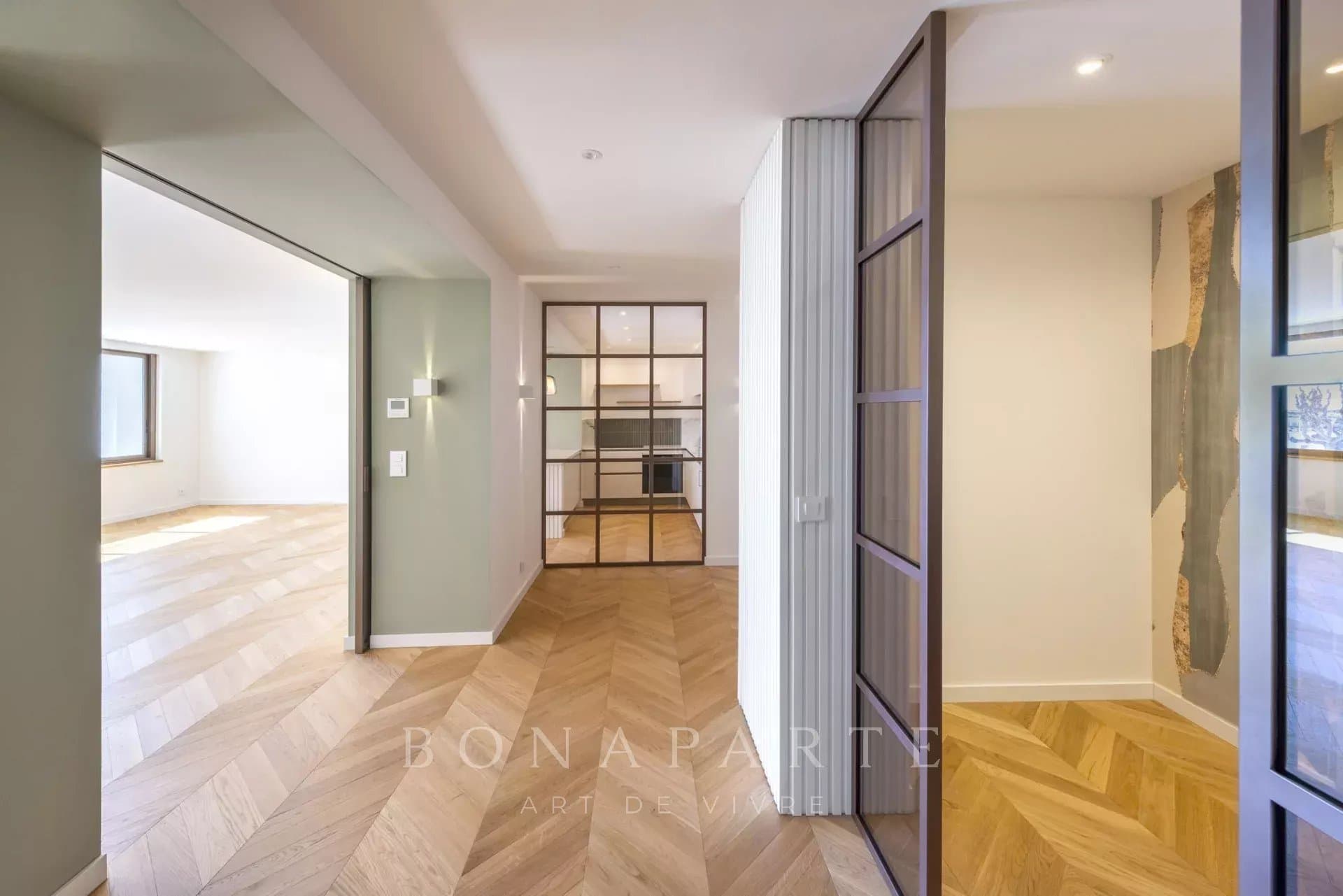 Magnifique cachet pour cet appartement T3 de 107m² situé en plein centre-ville à moins de 50m de la mer