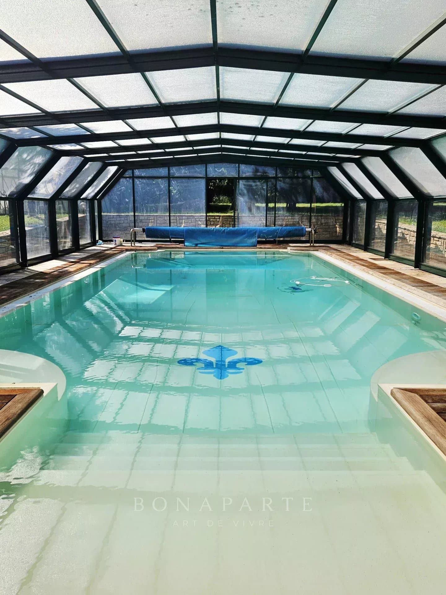 PROPRIETE AVEC PISCINE/ TENNIS/ A 8MNS DE LA PLAGE