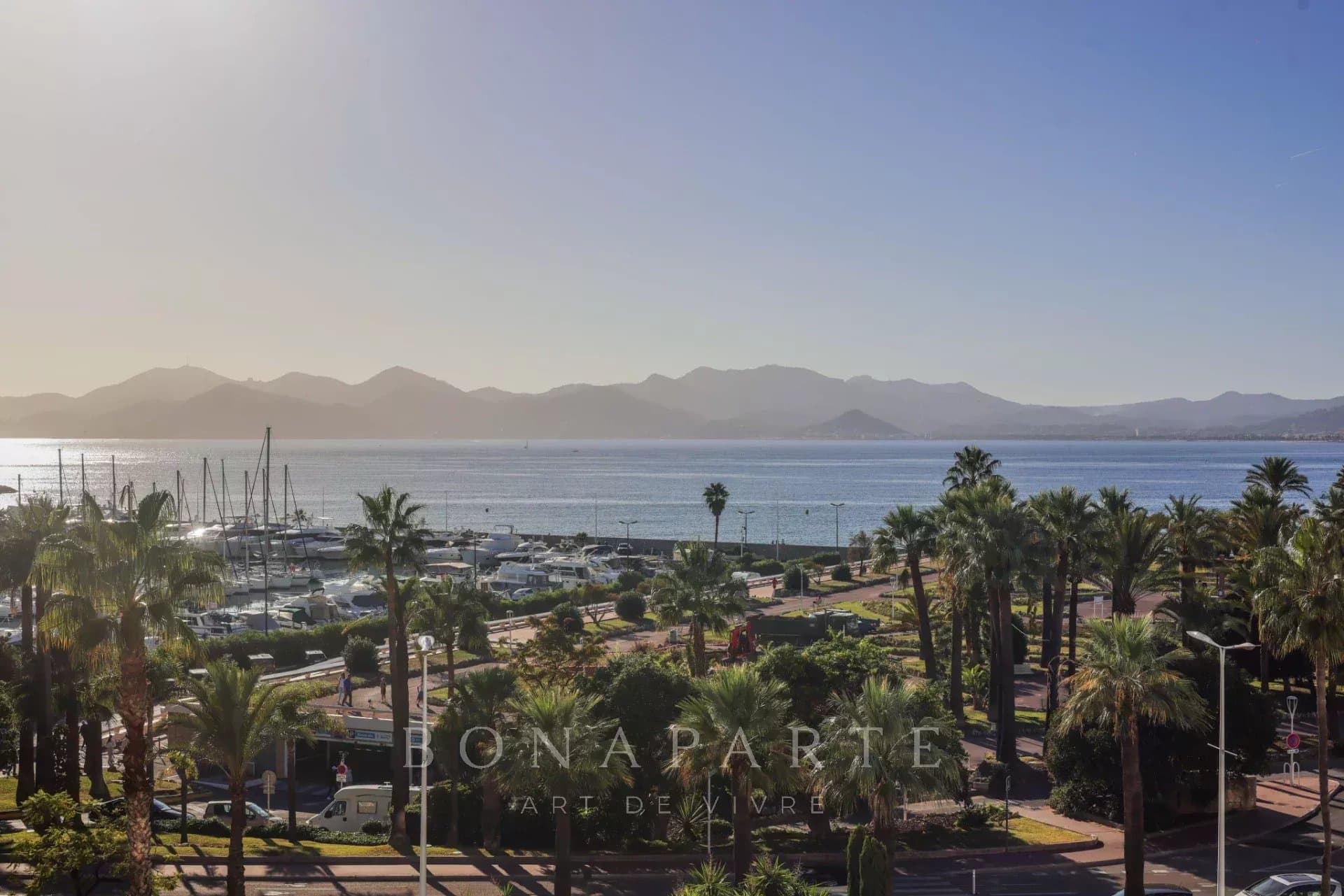 CANNES / CROISETTE - MAGNIFICENT 3-BEDROOM APARTMENT - PANORAMIC SEA VIEW