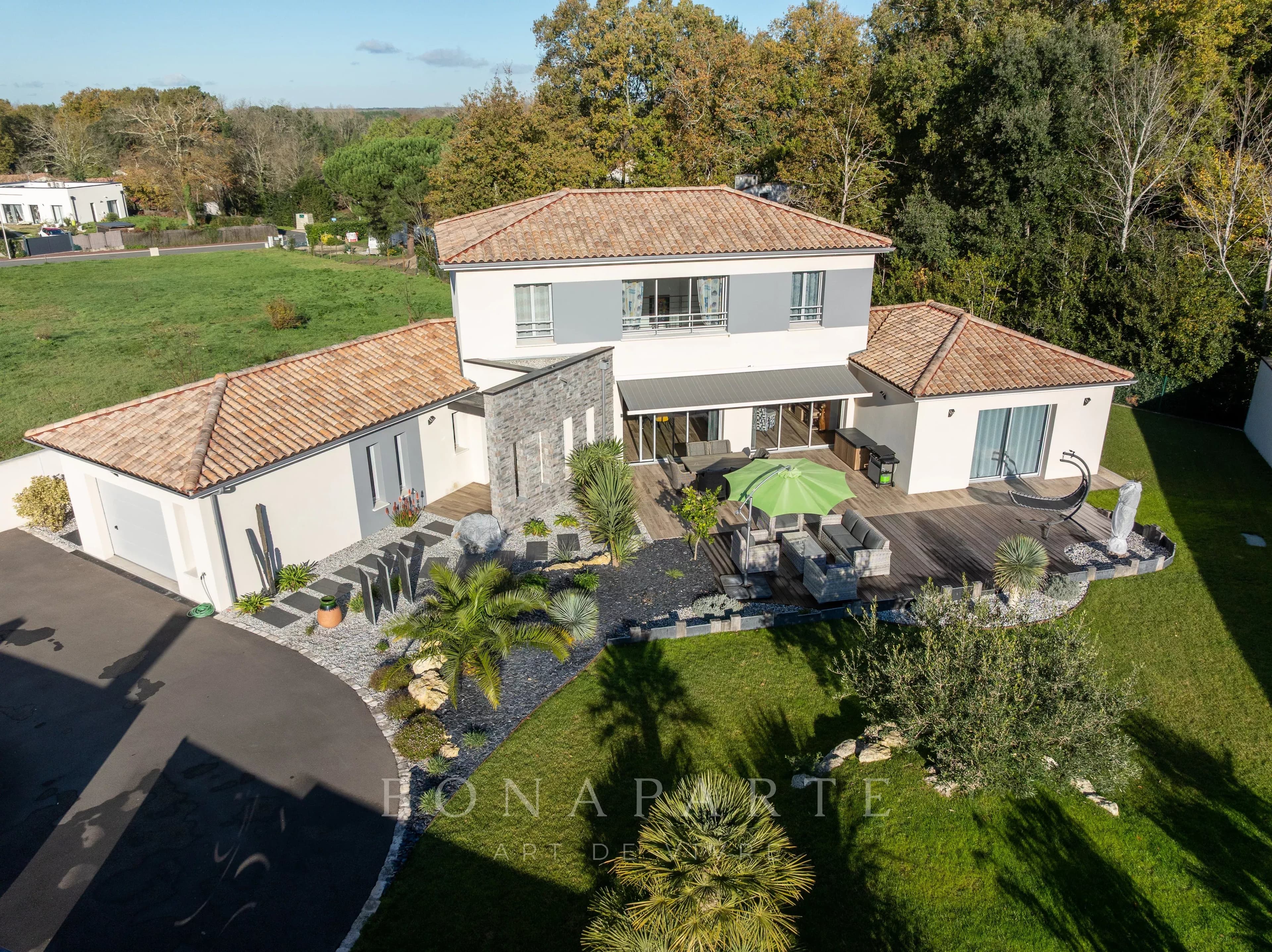 Villa contemporaine et élégance balnéaire — Un art de vivre entre océan et forêt