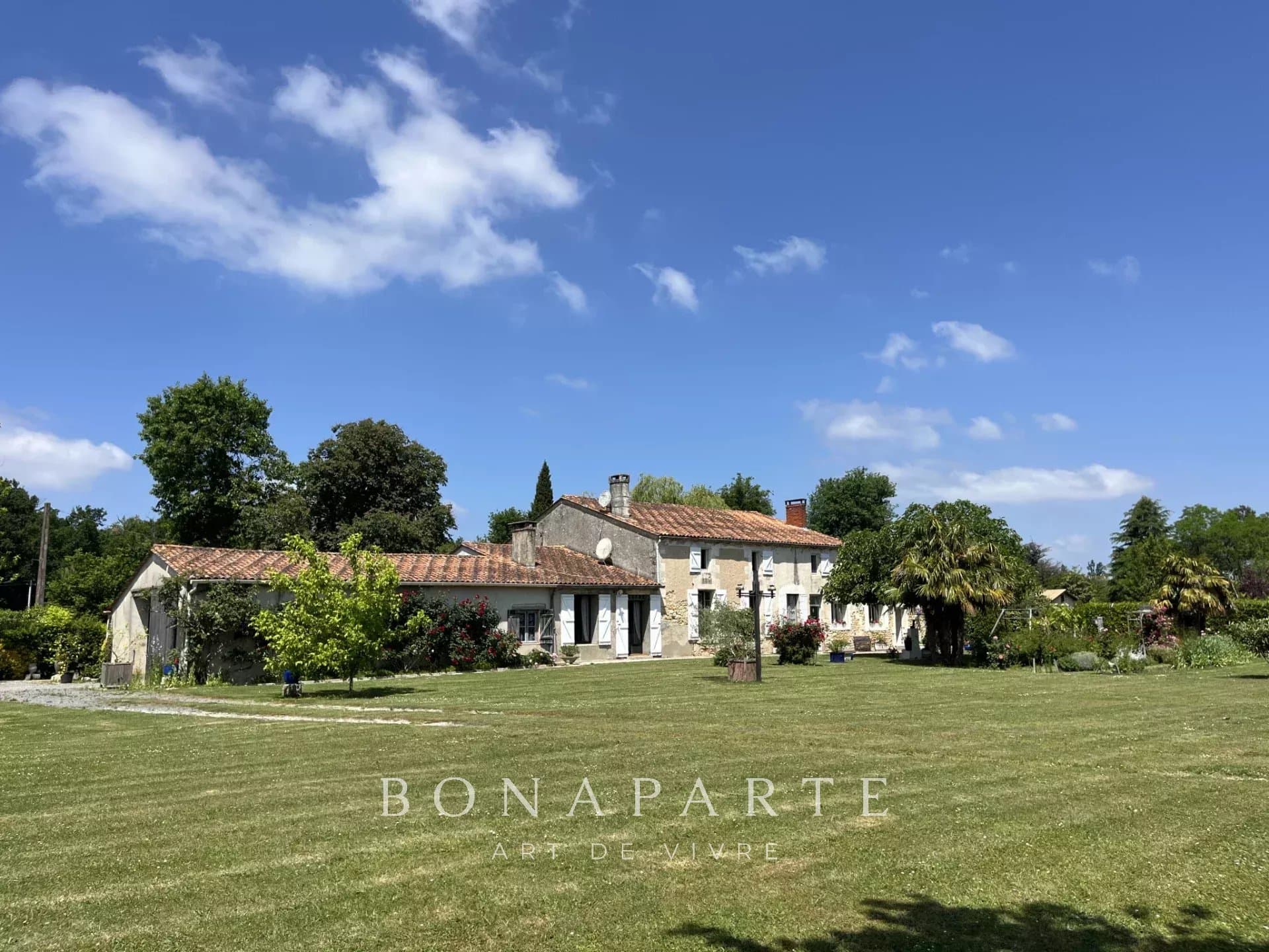 3 acre old farmhouse and outbuildings with lush gardens and oak park only 10 minutes from the ocean beaches