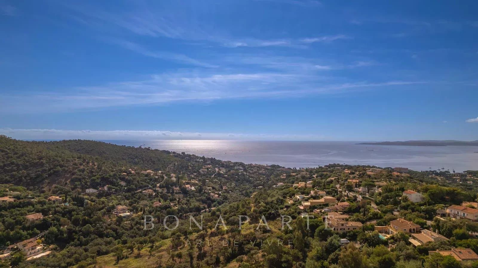 TERRAIN VUE MER ET VIABILISÉ DE 1920 M2