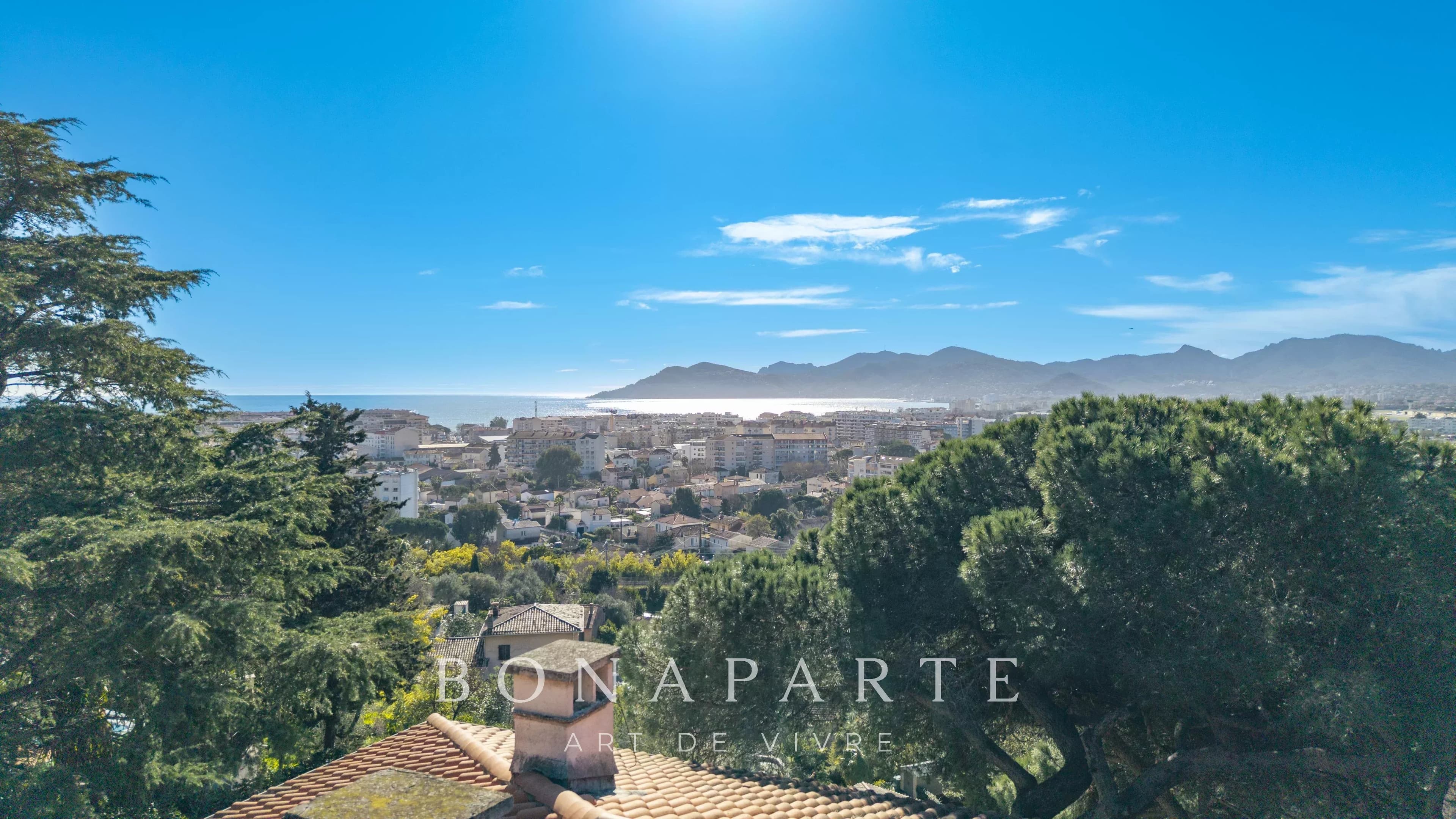 CANNES / CROIX DES GARDES – 6-BEDROOM VILLA – SEA VIEW