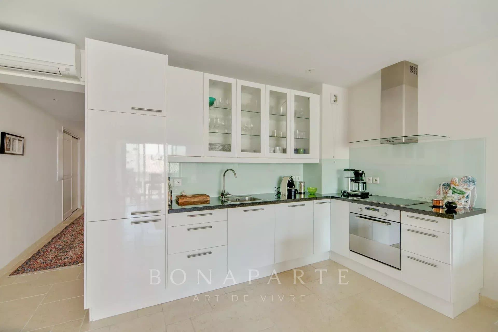 À vendre appartement T3 avec terrasse et parking en centre-ville de Sainte Maxime