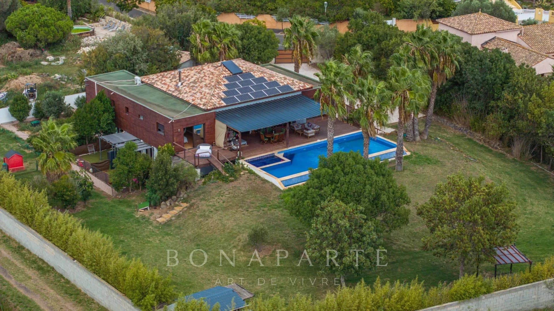 Villa contemporaine avec piscine à débordement