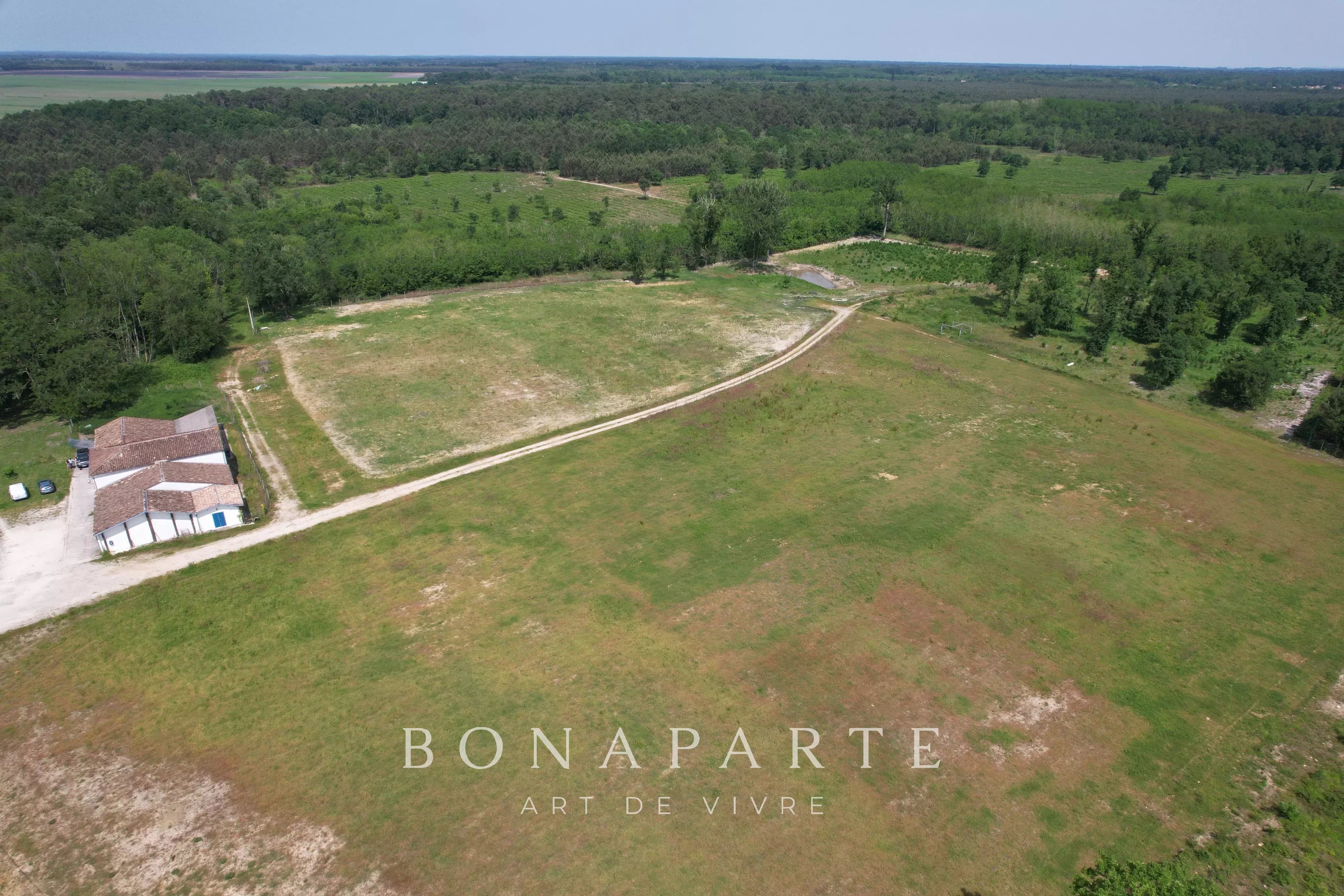 Exclusive ! 14 acres with land, trees and a 600 m2 stone building