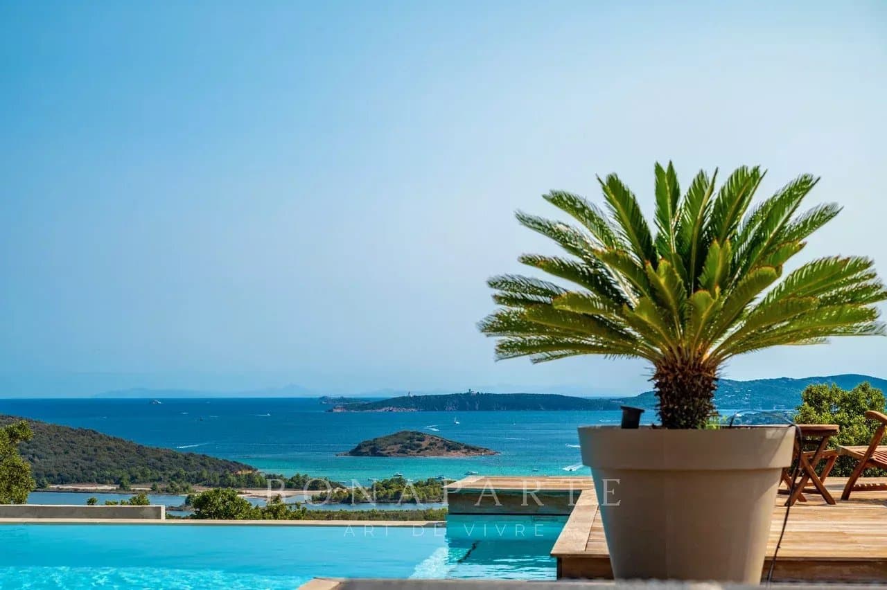 Recent property overlooking the bay of Saint Cyprien