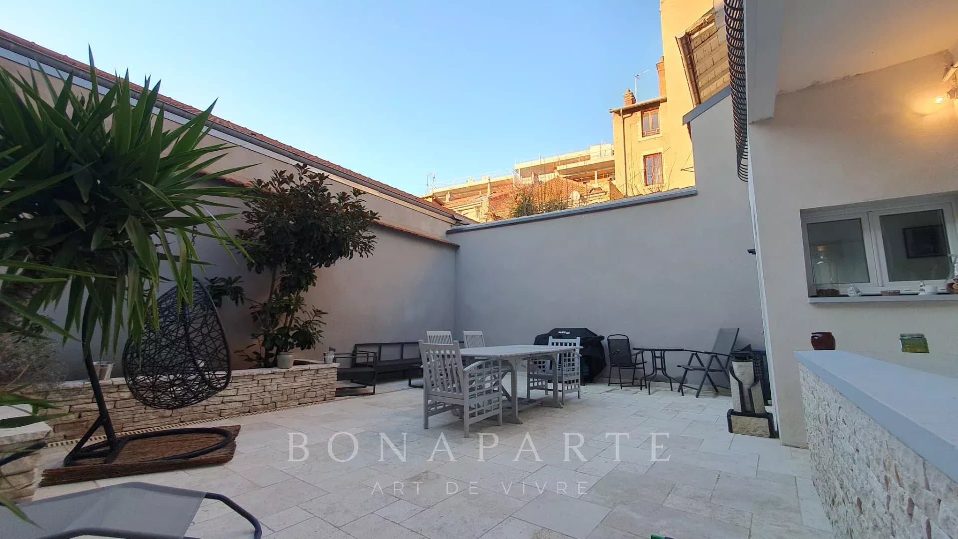 Jolie maison de ville rénovée avec grande terrasse et garage