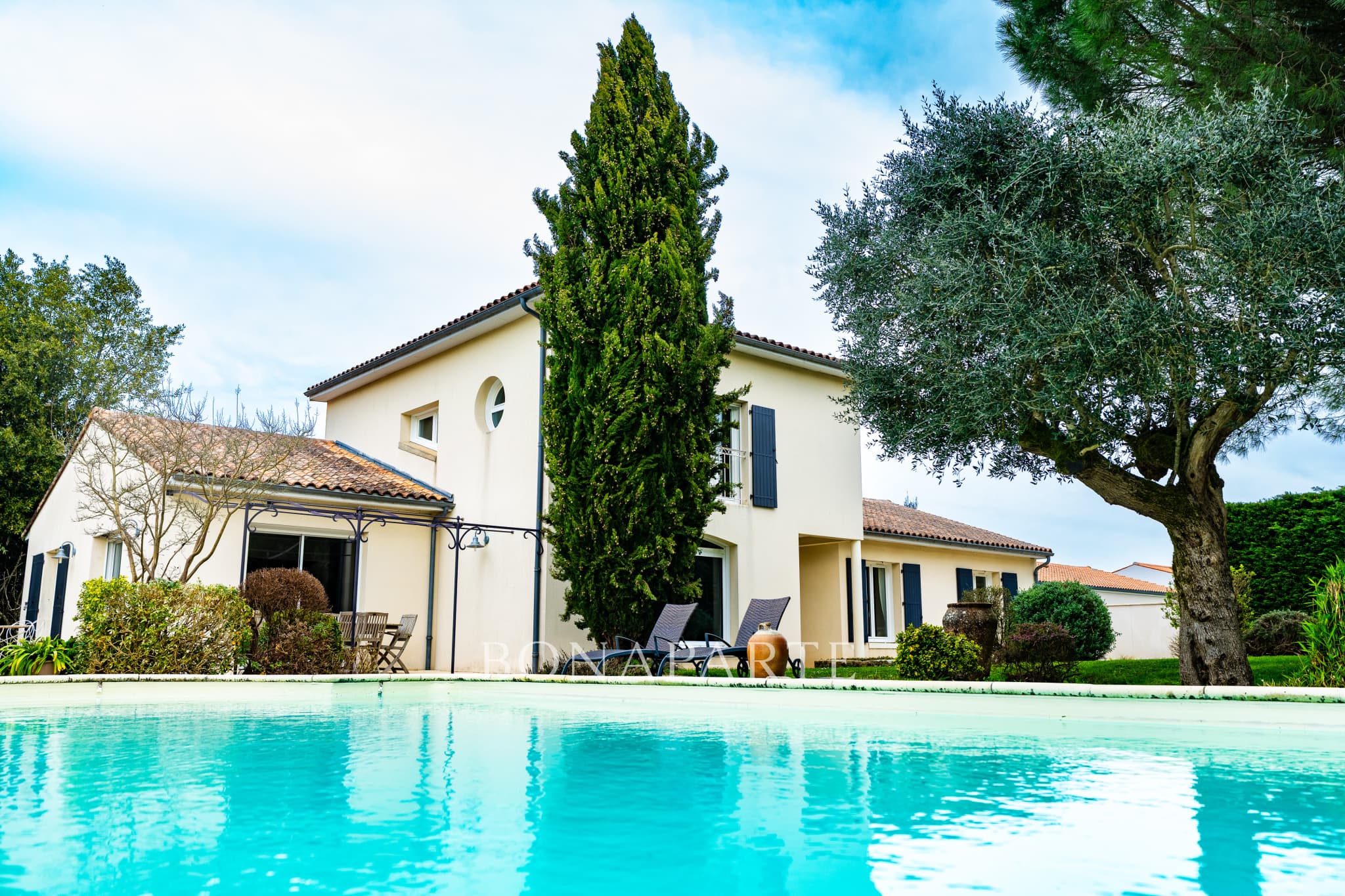 Elégante villa d'architecte et ses espaces de détente extéri