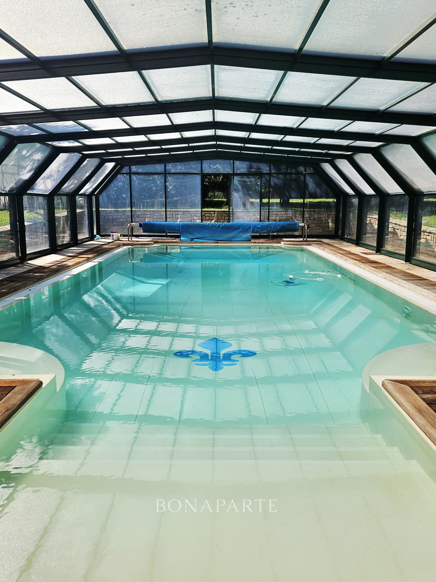 PROPRIETE AVEC PISCINE/ TENNIS/ A 8MNS DE LA PLAGE