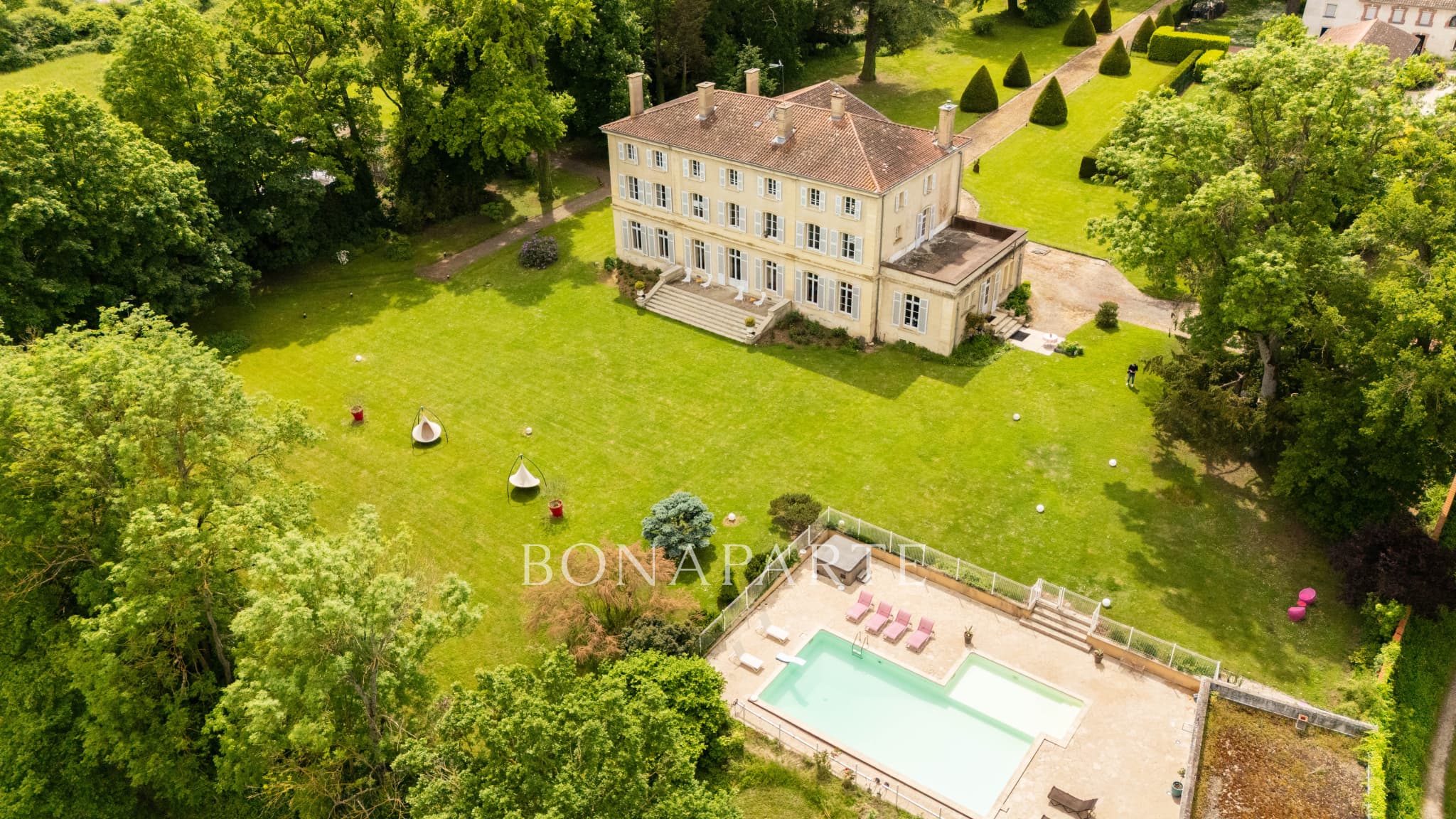 Superb 18th century castle in its wooded park