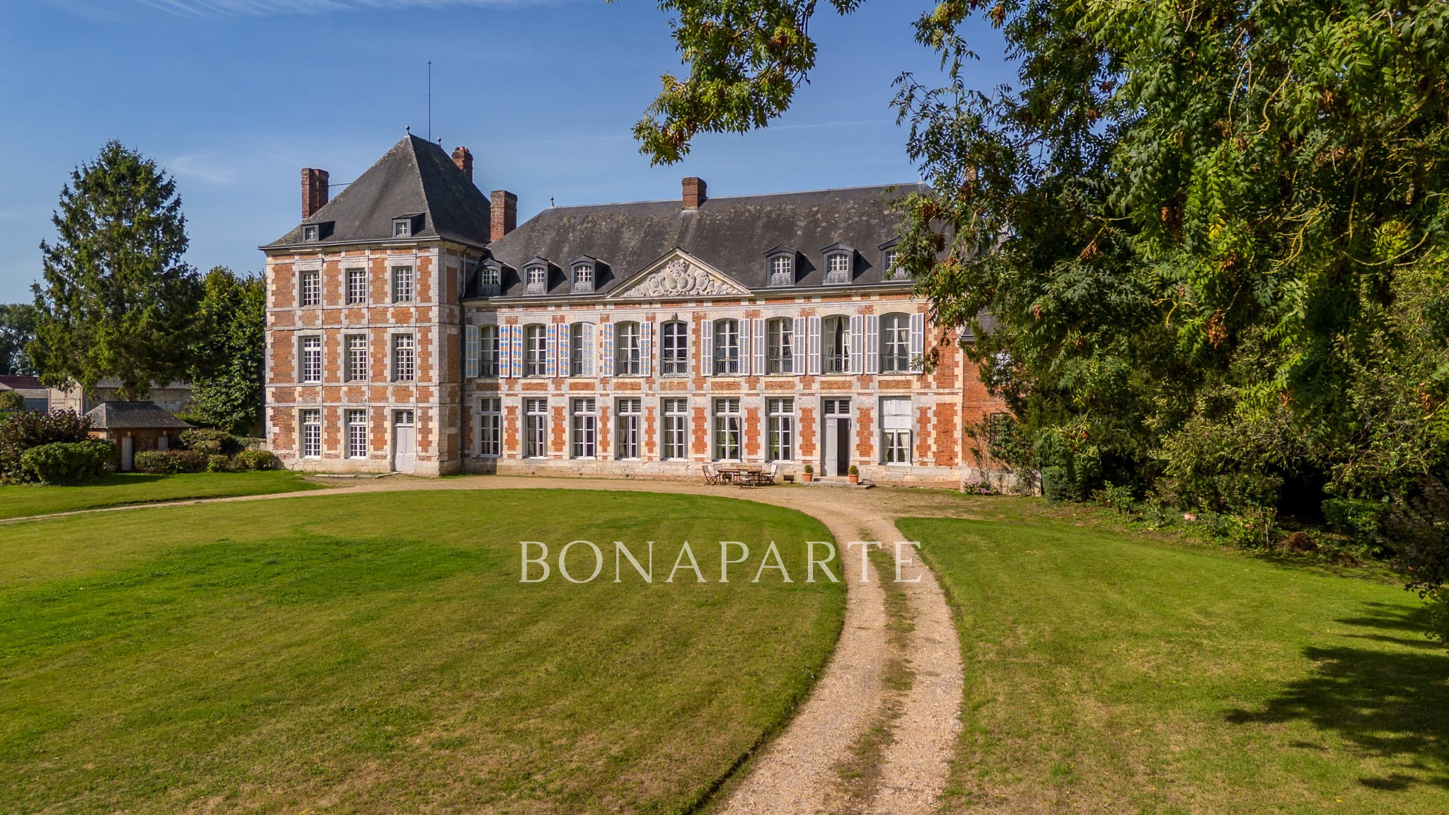 Château du XVIIIe et son domaine de 13 hectares