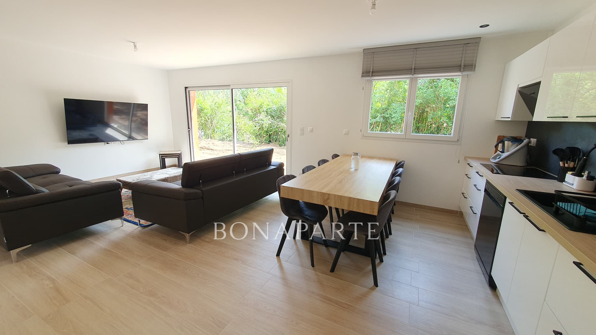 Maison neuve de plain-pied avec jardin et garage