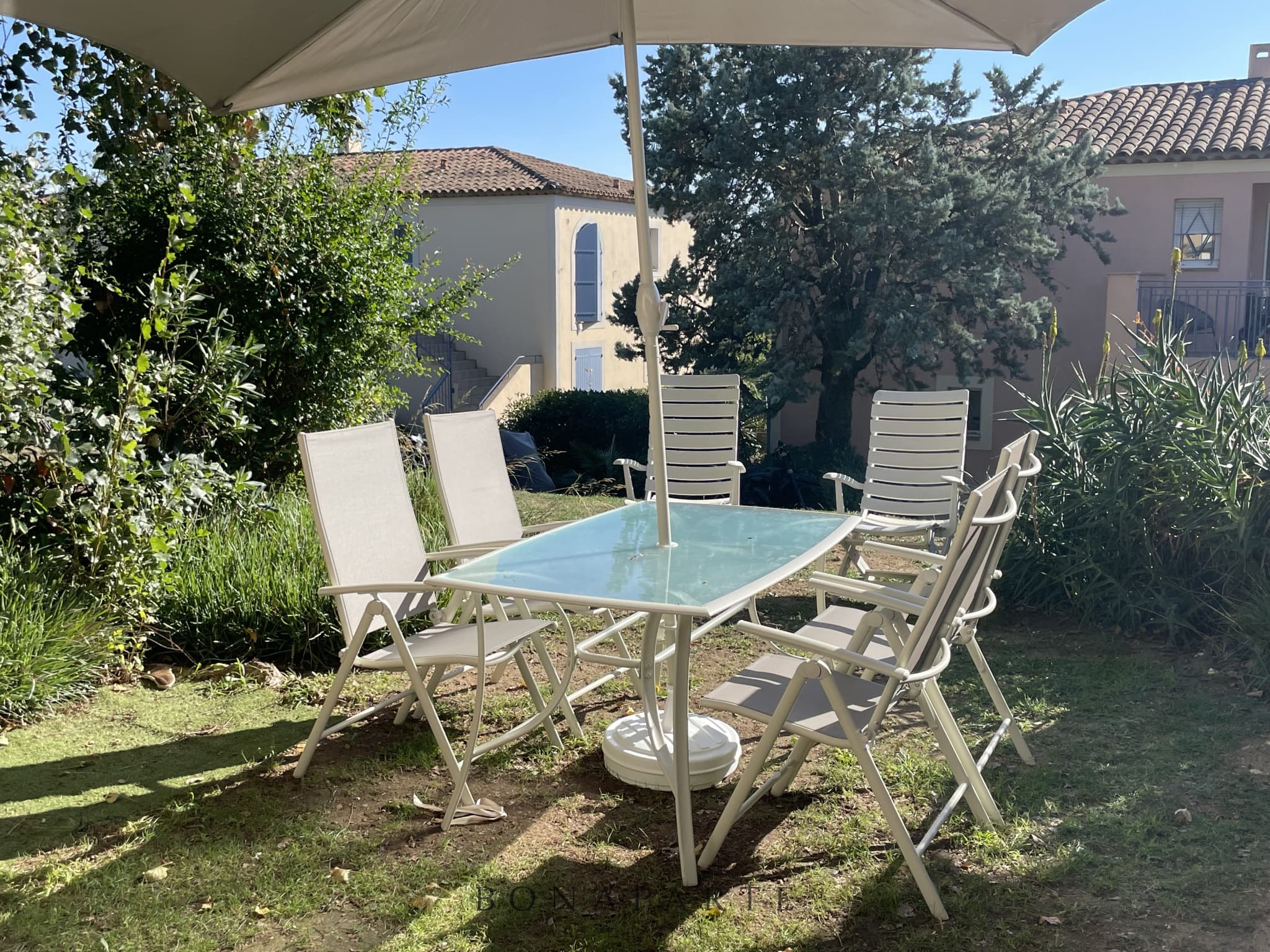Rez-de-jardin avec 1 chambre dans une résidence avec piscine