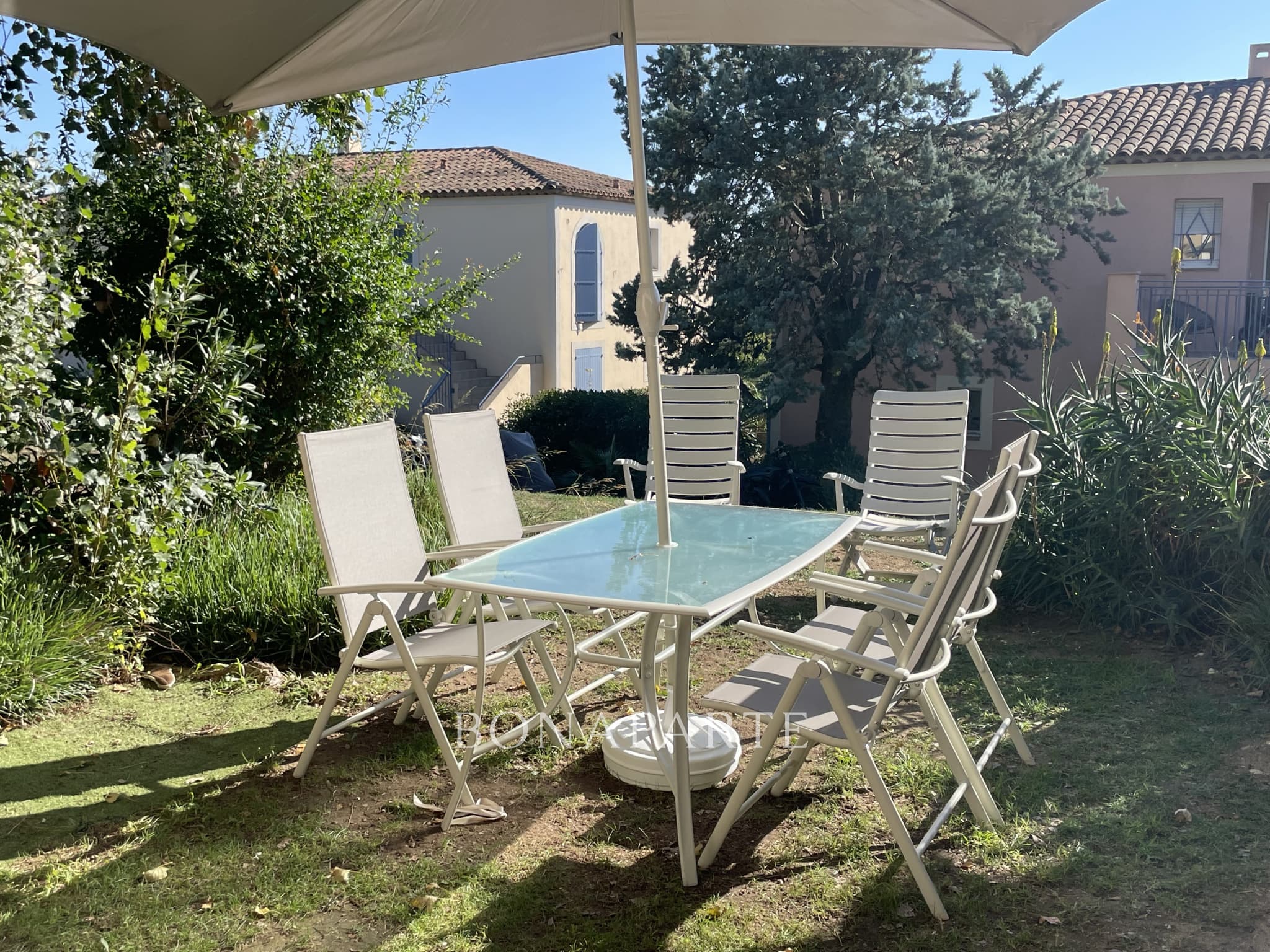 Rez-de-jardin avec 1 chambre dans une résidence avec piscine