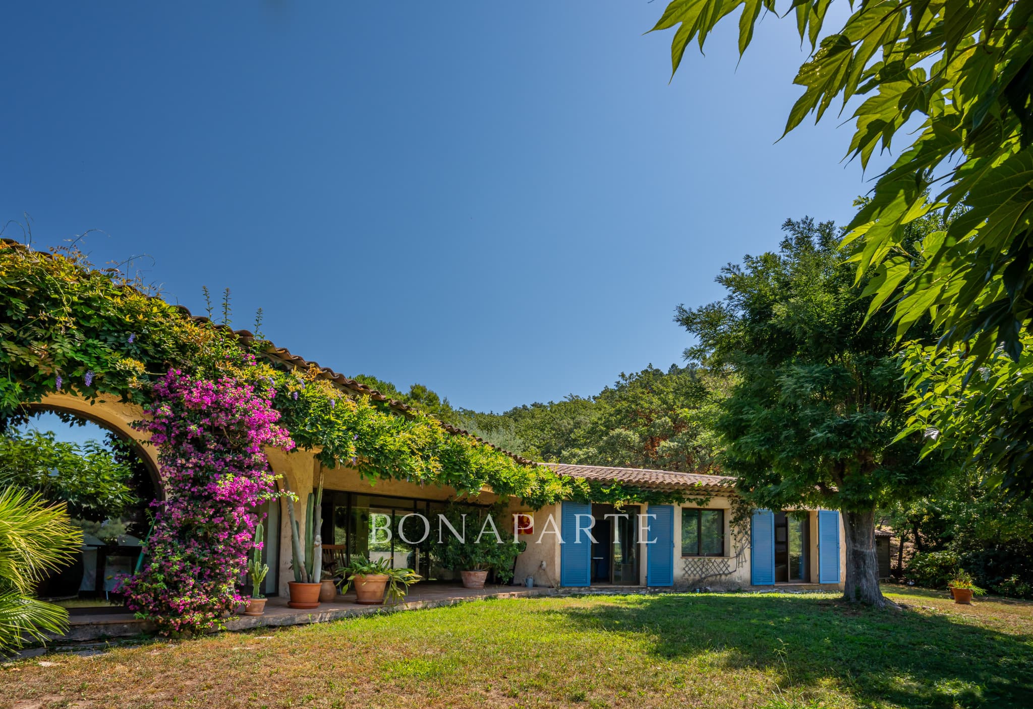 Single-storey villa in secure park near sea & nature