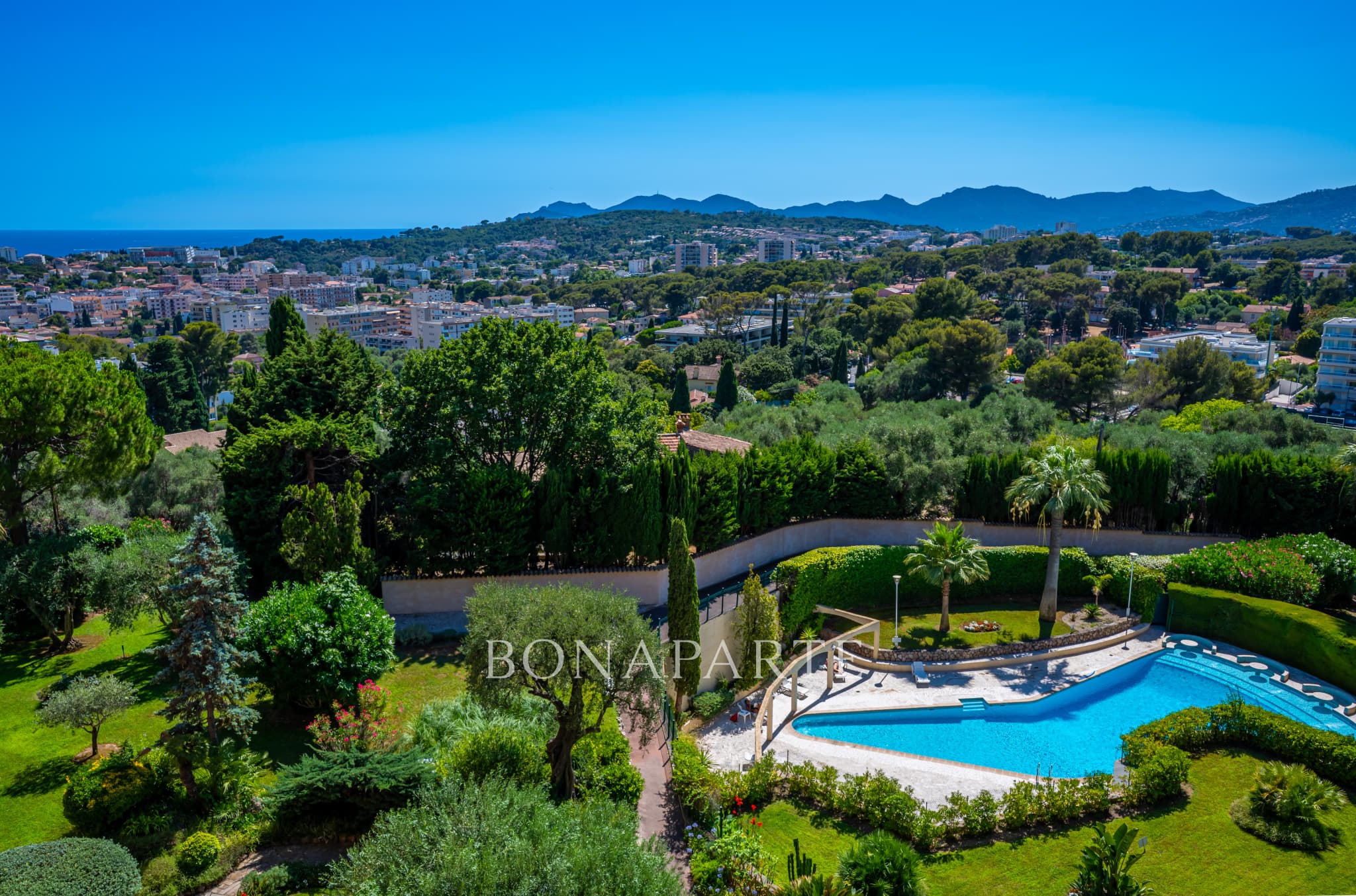 Superb, fully renovated, 3-bedroom apartment with panoramic