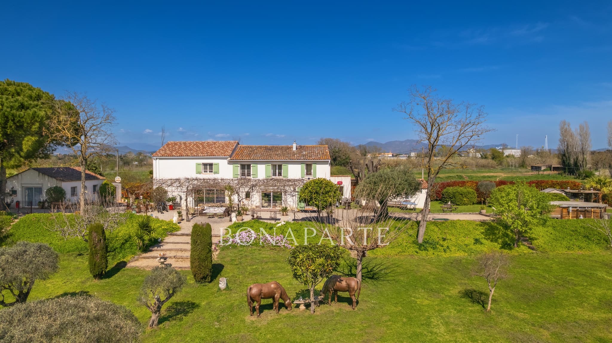 Traditional house surrounded by nature and close to amenitie