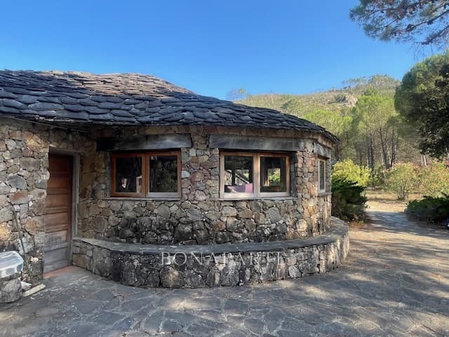 Propriété rustique à rénover dans l'un des sites les plus ré