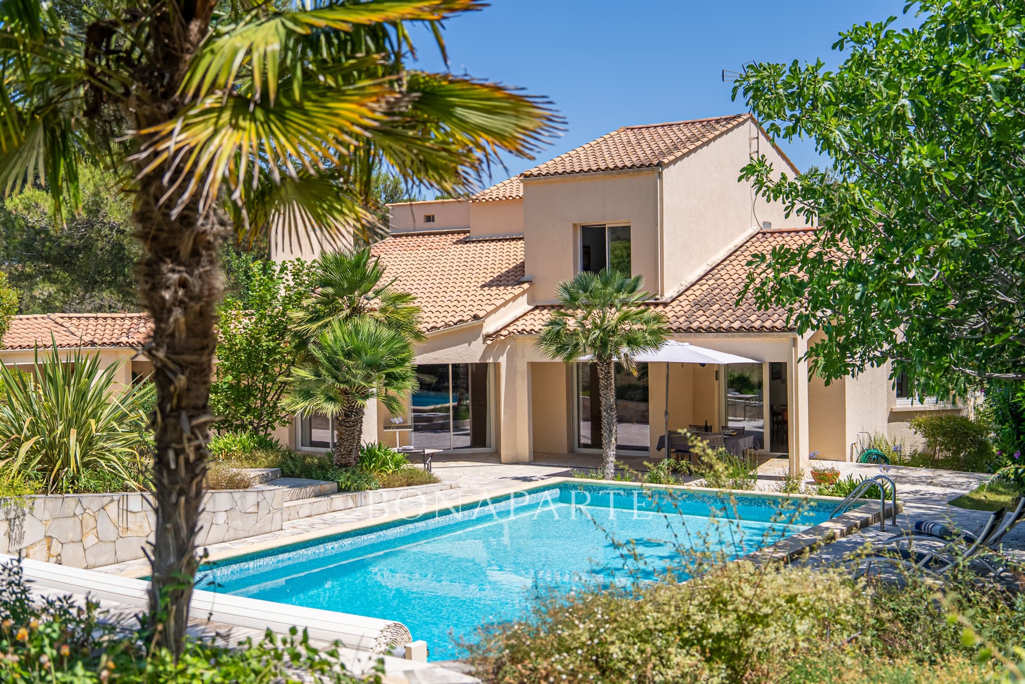 Élégante villa nichée dans un écrin de verdure, au calme abs