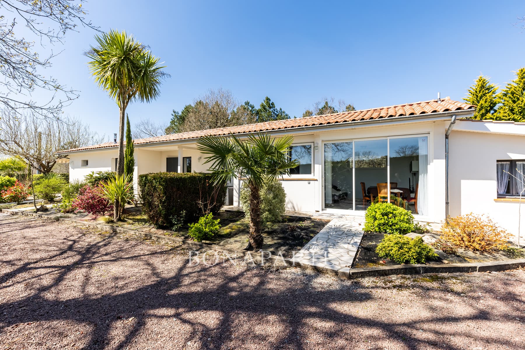 Rare, charming 5.9 hectare estate, only 6 kilometers from th