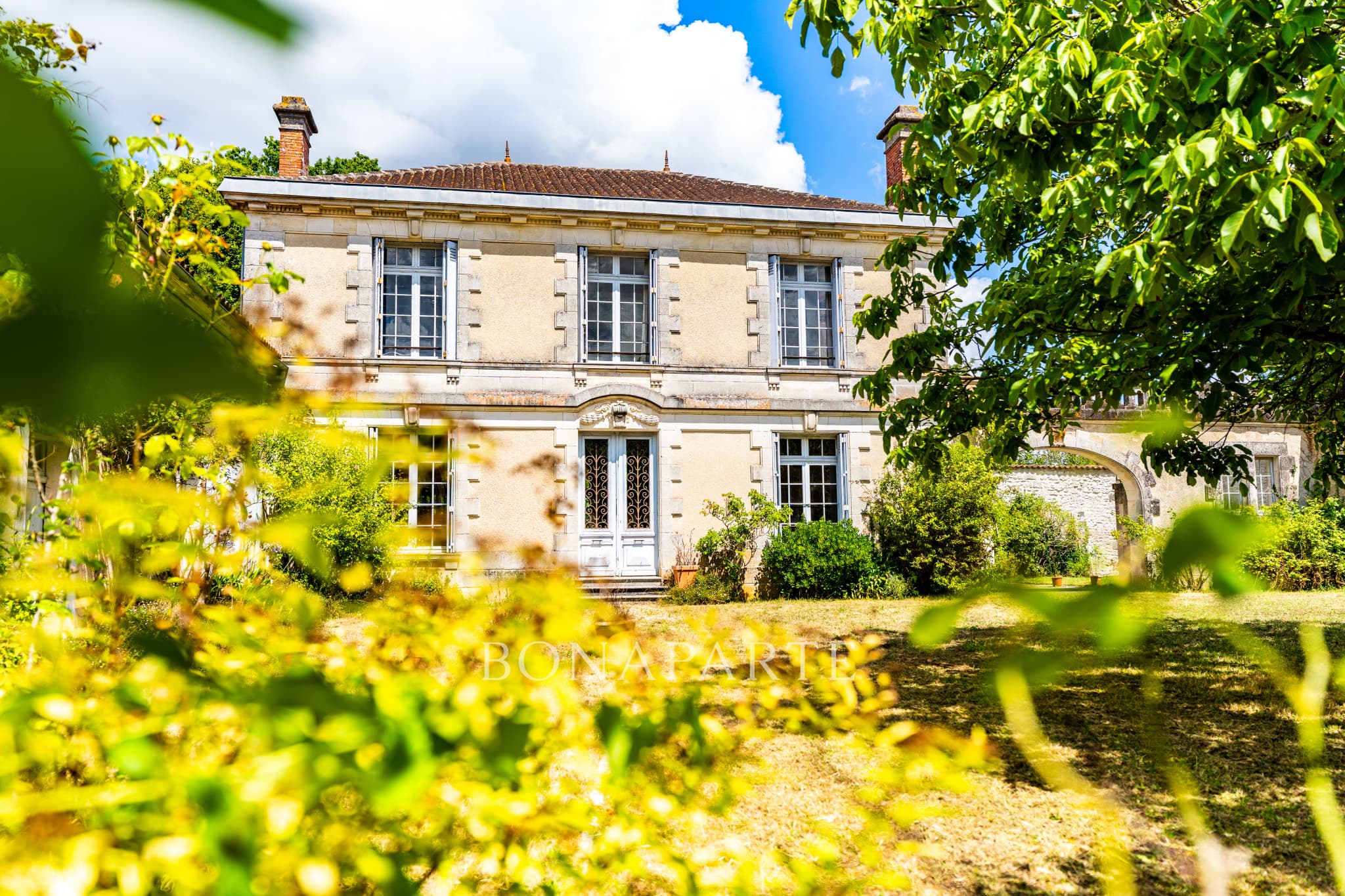 Warm bourgeois country house, its outbuildings and its garde
