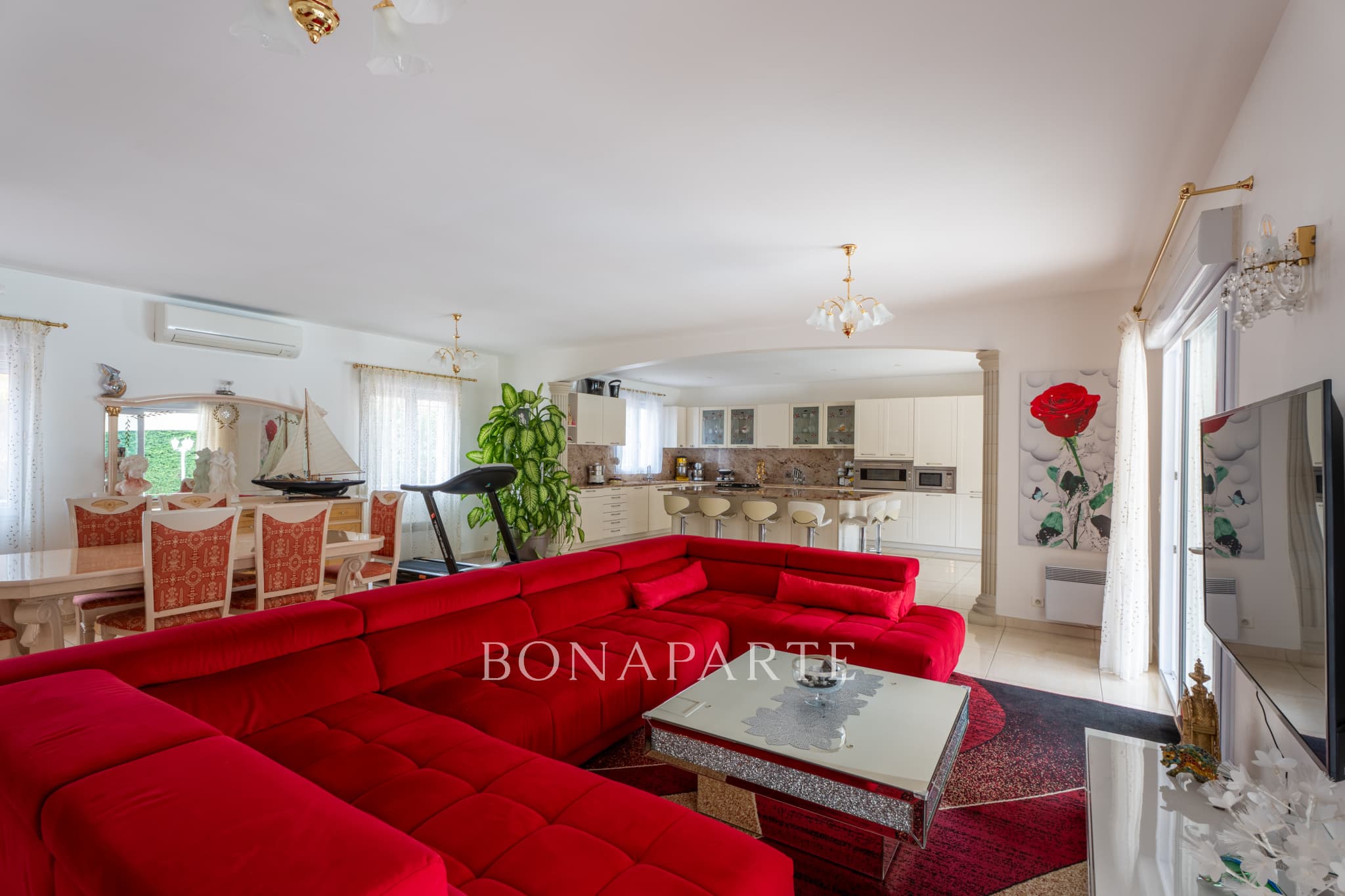 Au Grau d'Agde, à seulement 800 mètres des plages, cette vil