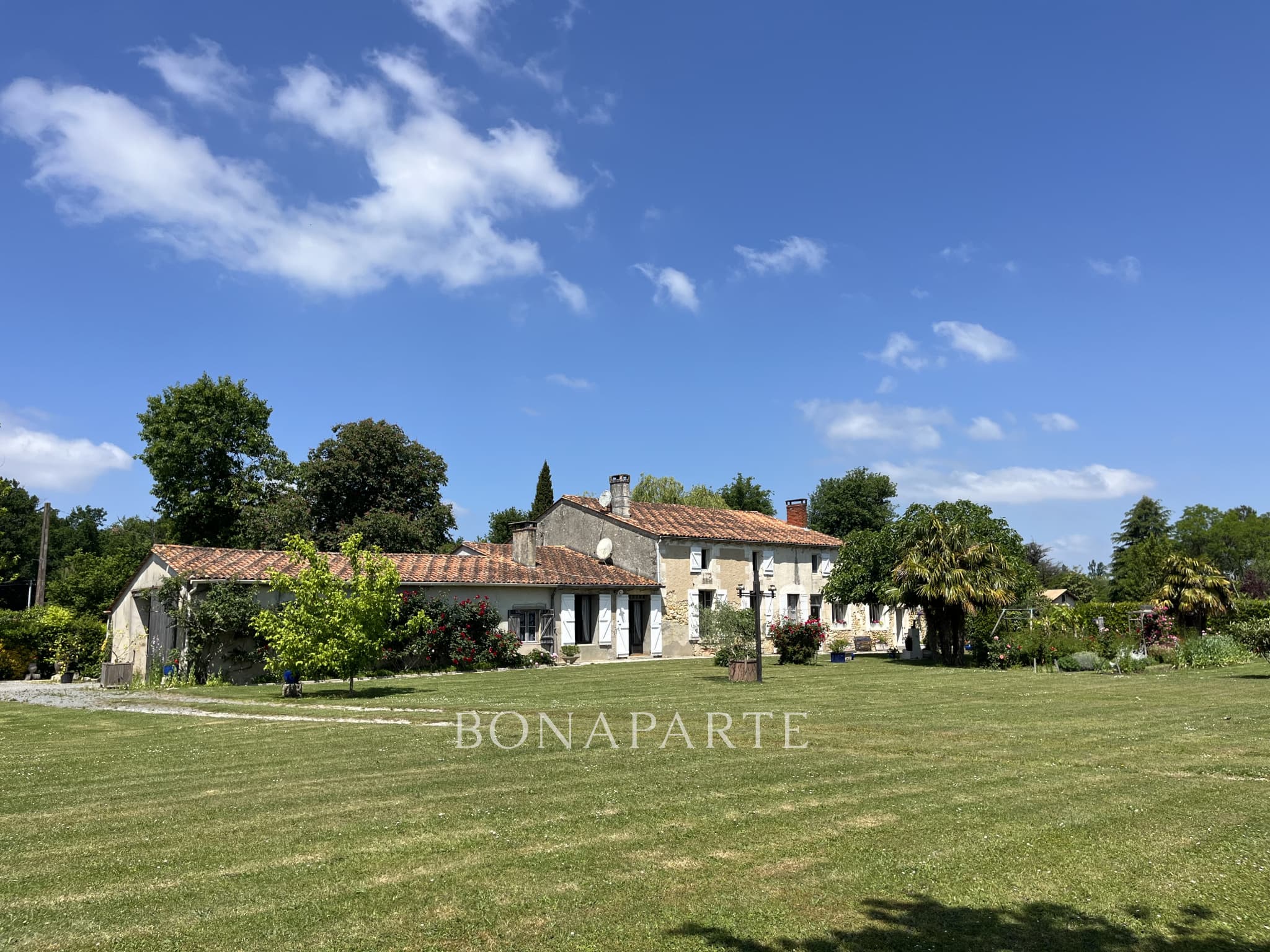 Ancienne longère et dépendances sur plus d'un hectare de jar