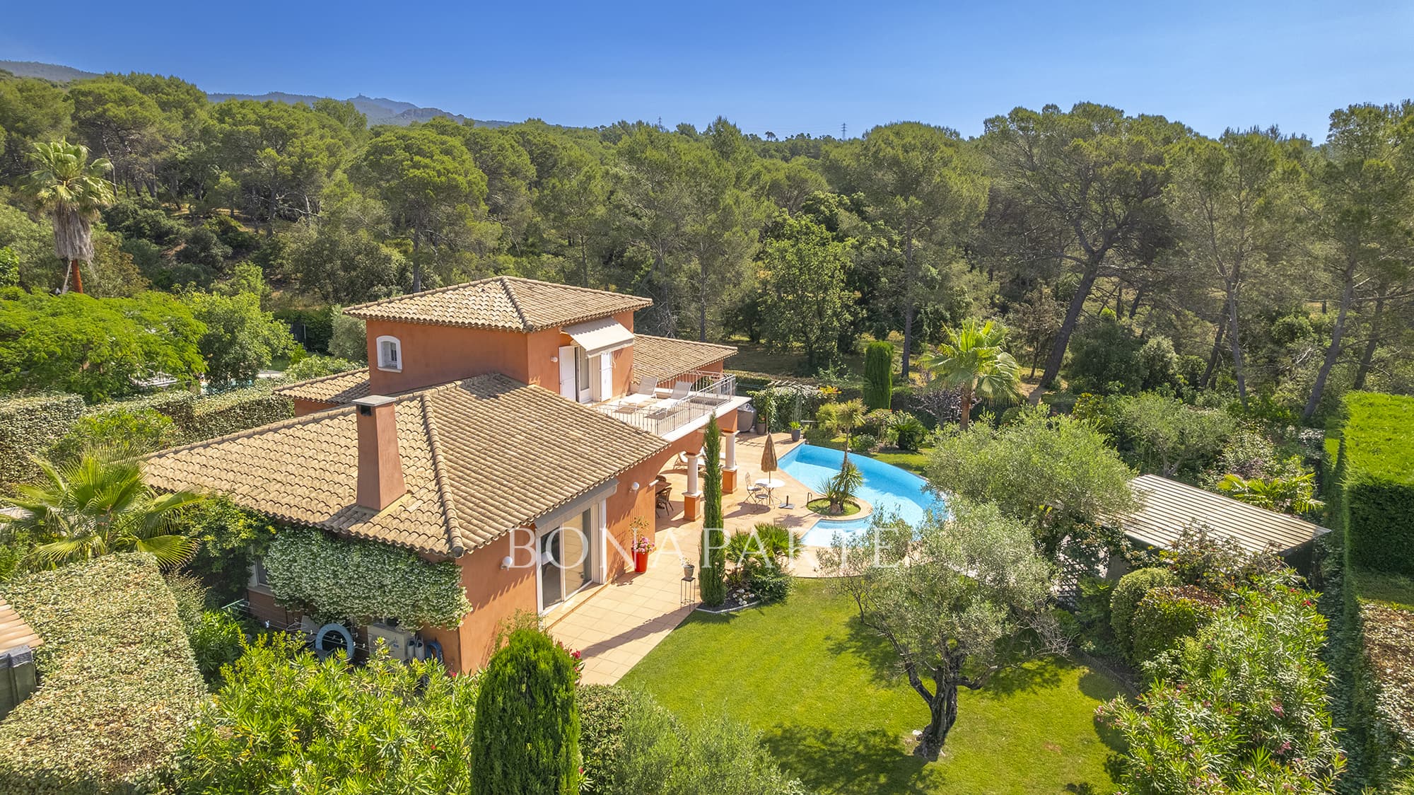 Située dans un secteur demandé, belle villa néoprovençale au