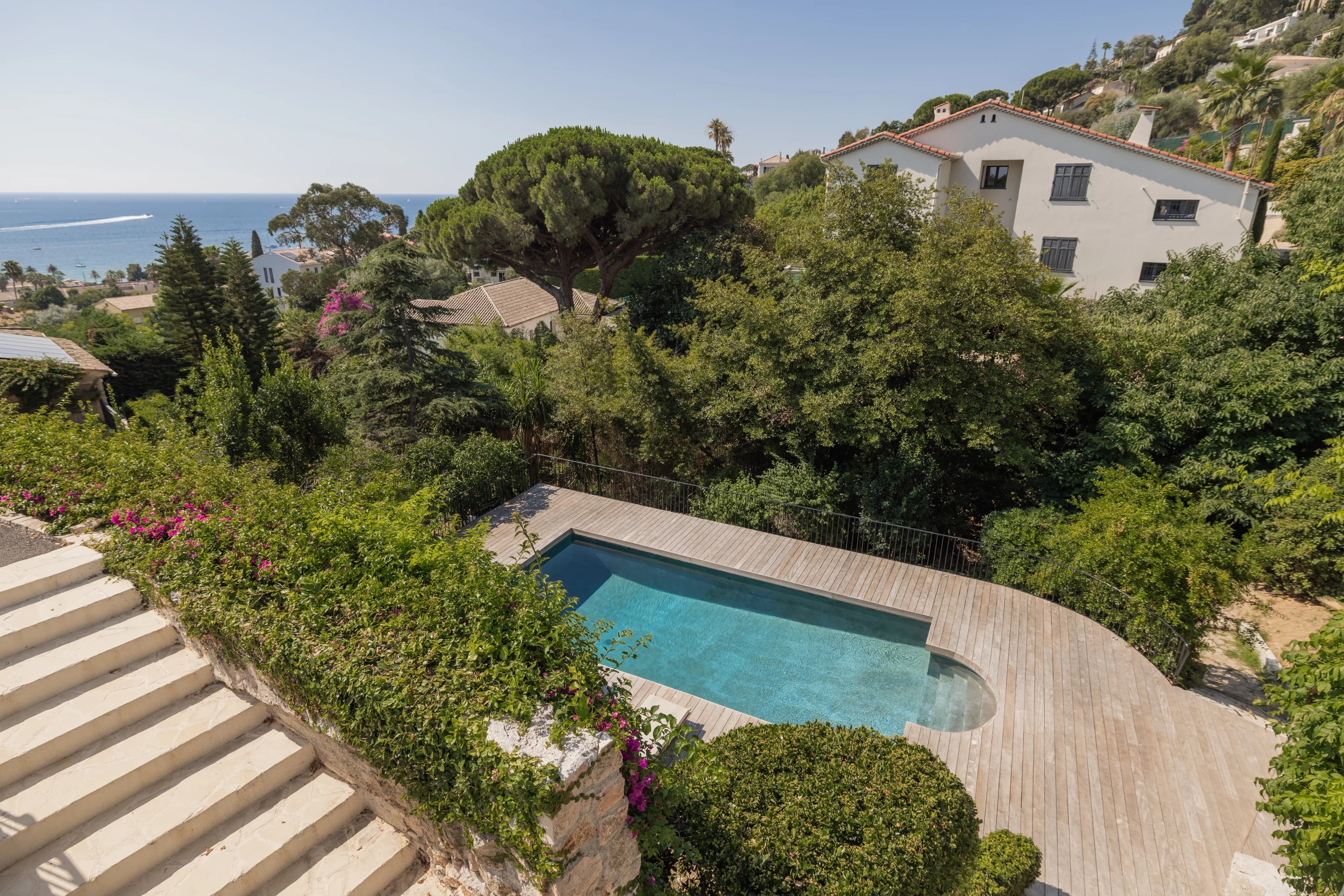 Aux portes de SUPER CANNES, élégante villa entiérement rénovée - vue mer panoramique - position dominante - Photo 3