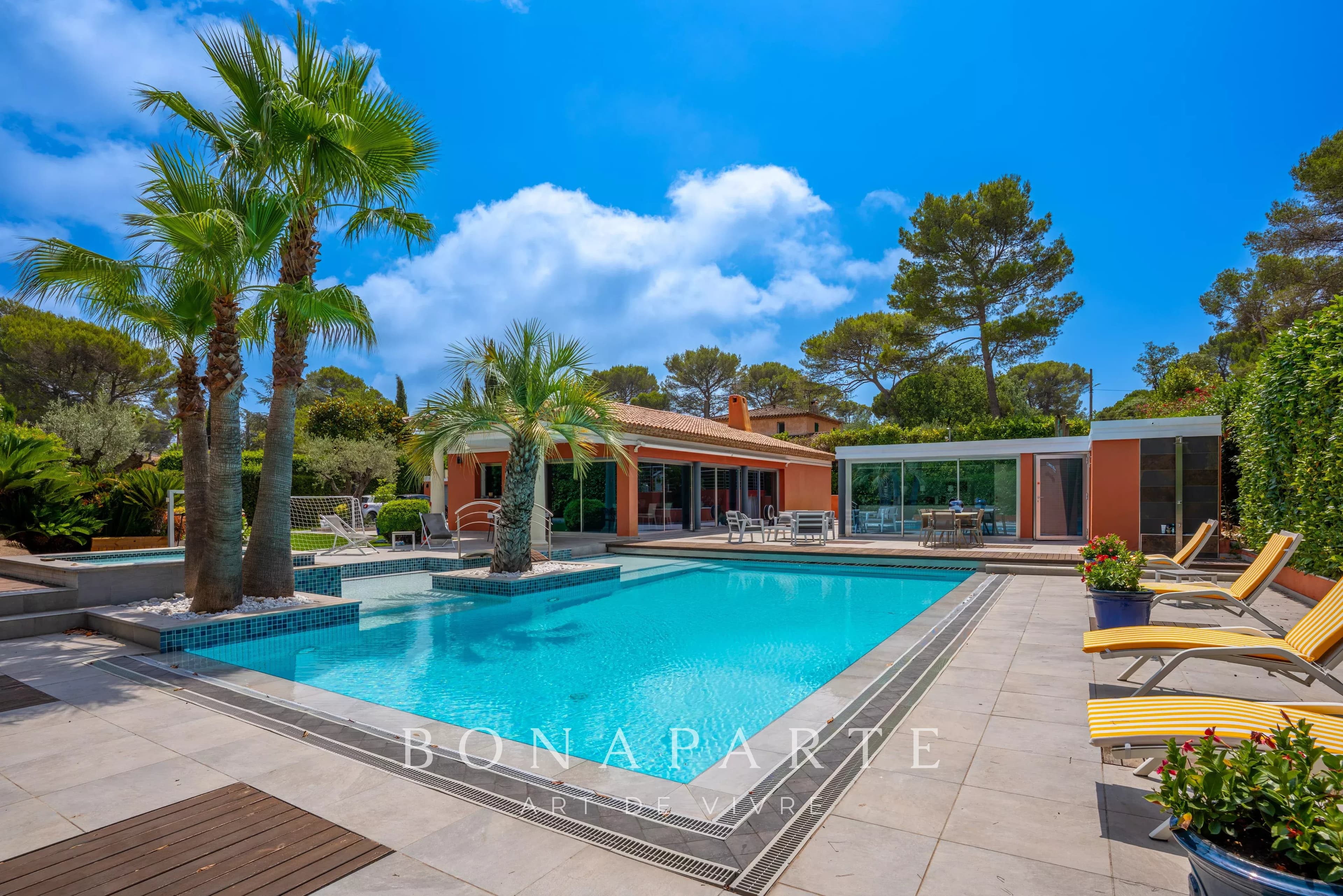 Single-story villa in Mougins in a domain 10 minutes from the seaside