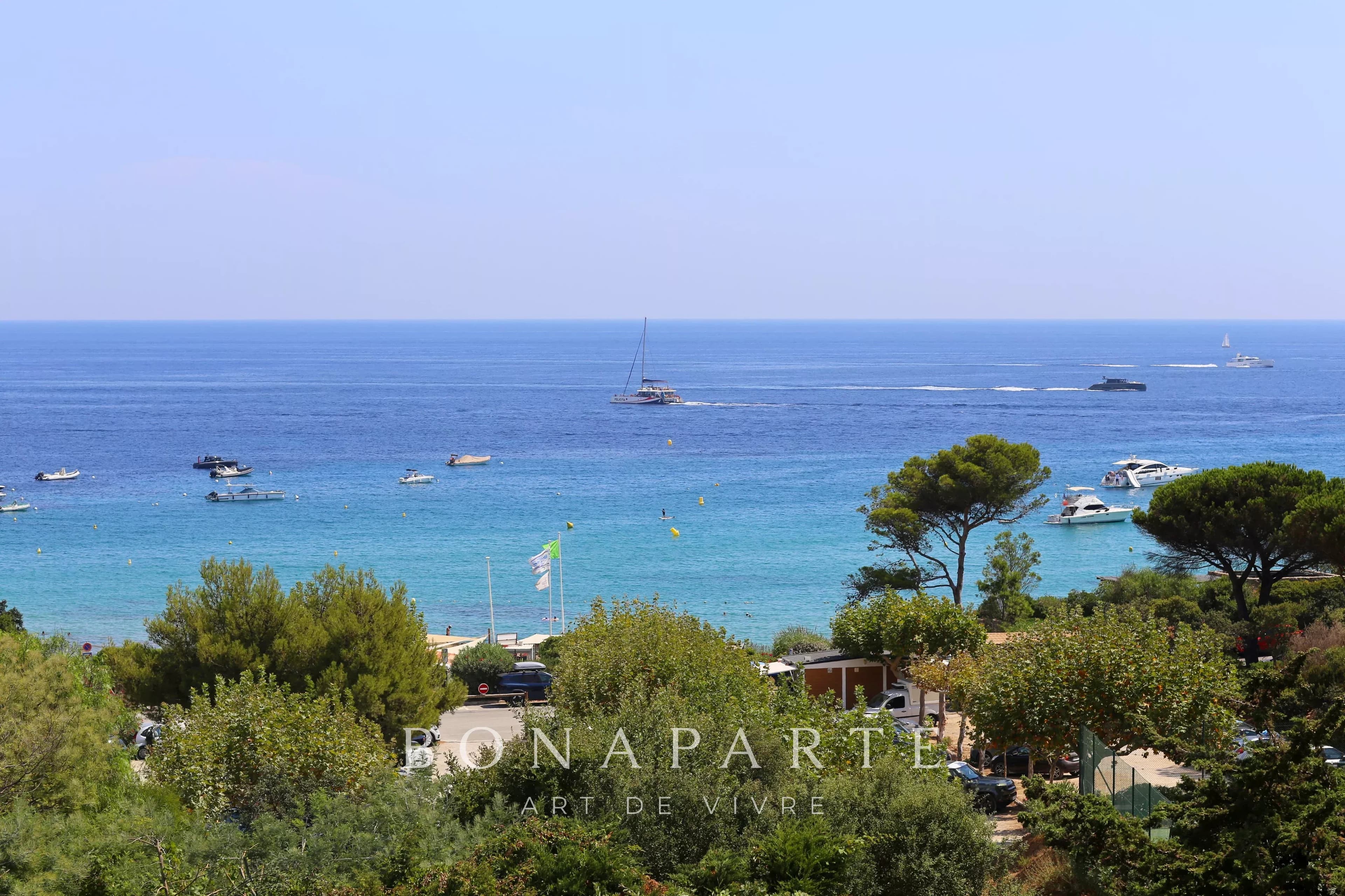 RAMATUELLE - DOMAINE DE L'ESCALET - VILLA CONTEMPORAINE À 150 M DE LA PLAGE