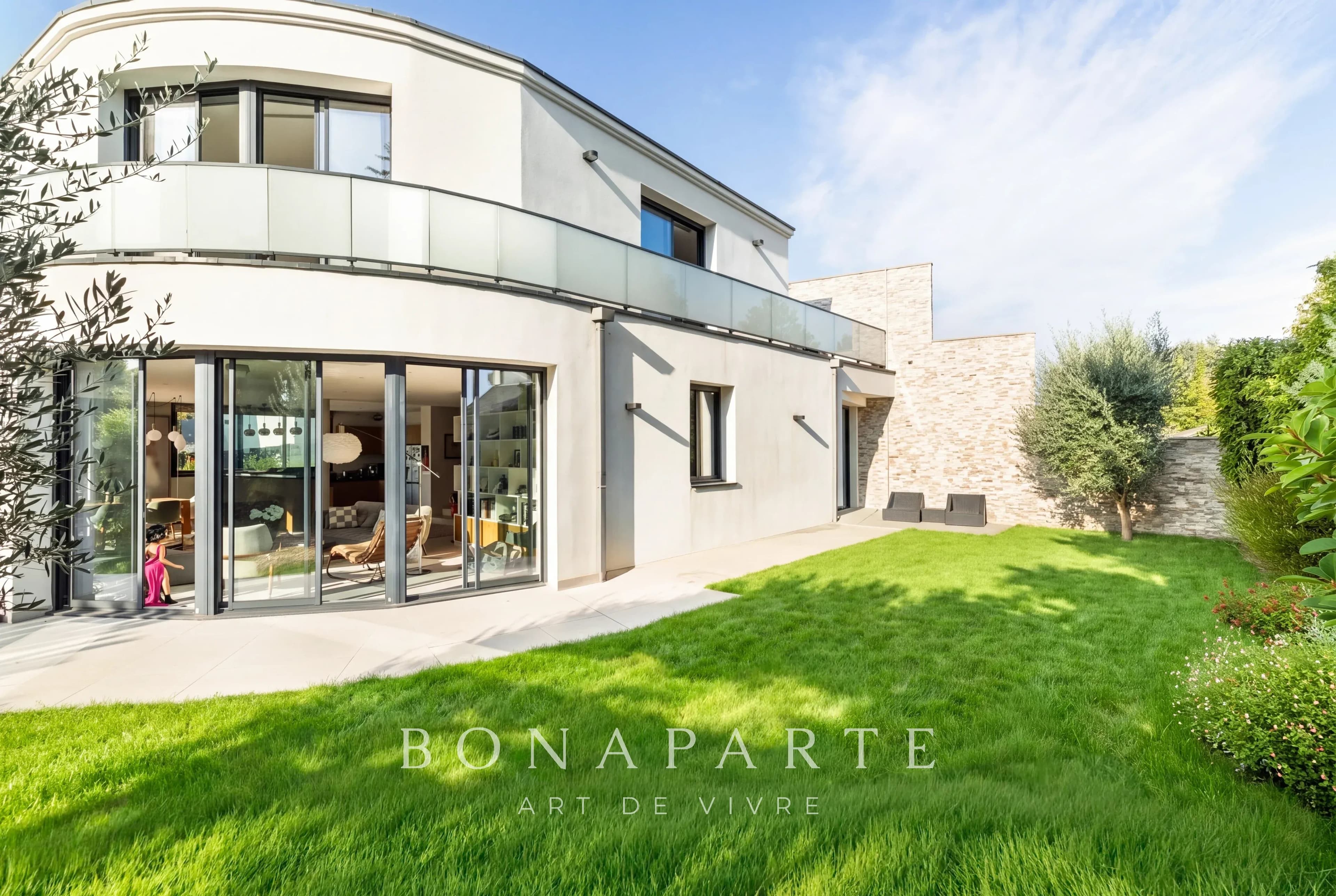 RUEIL-MALMAISON – MAISON CONTEMPORAINE 235 M² – 5 CHAMBRES – PISCINE – SAINT-CUCUFA - Photo 3