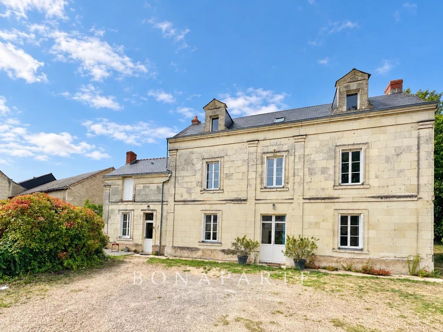 Chacé - Maison de caractère en tuffeau – Terrain d’environ 3 000 m² – Dépendances