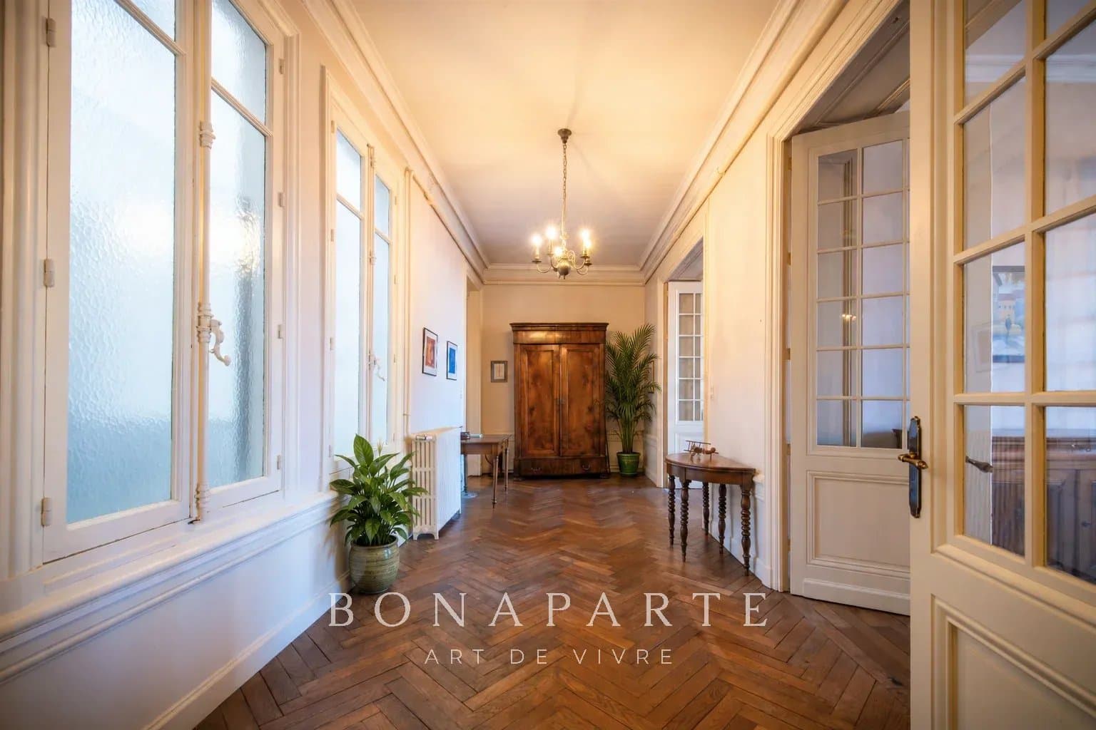 Élégant appartement haussmannien au cœur de Roanne - Photo 3