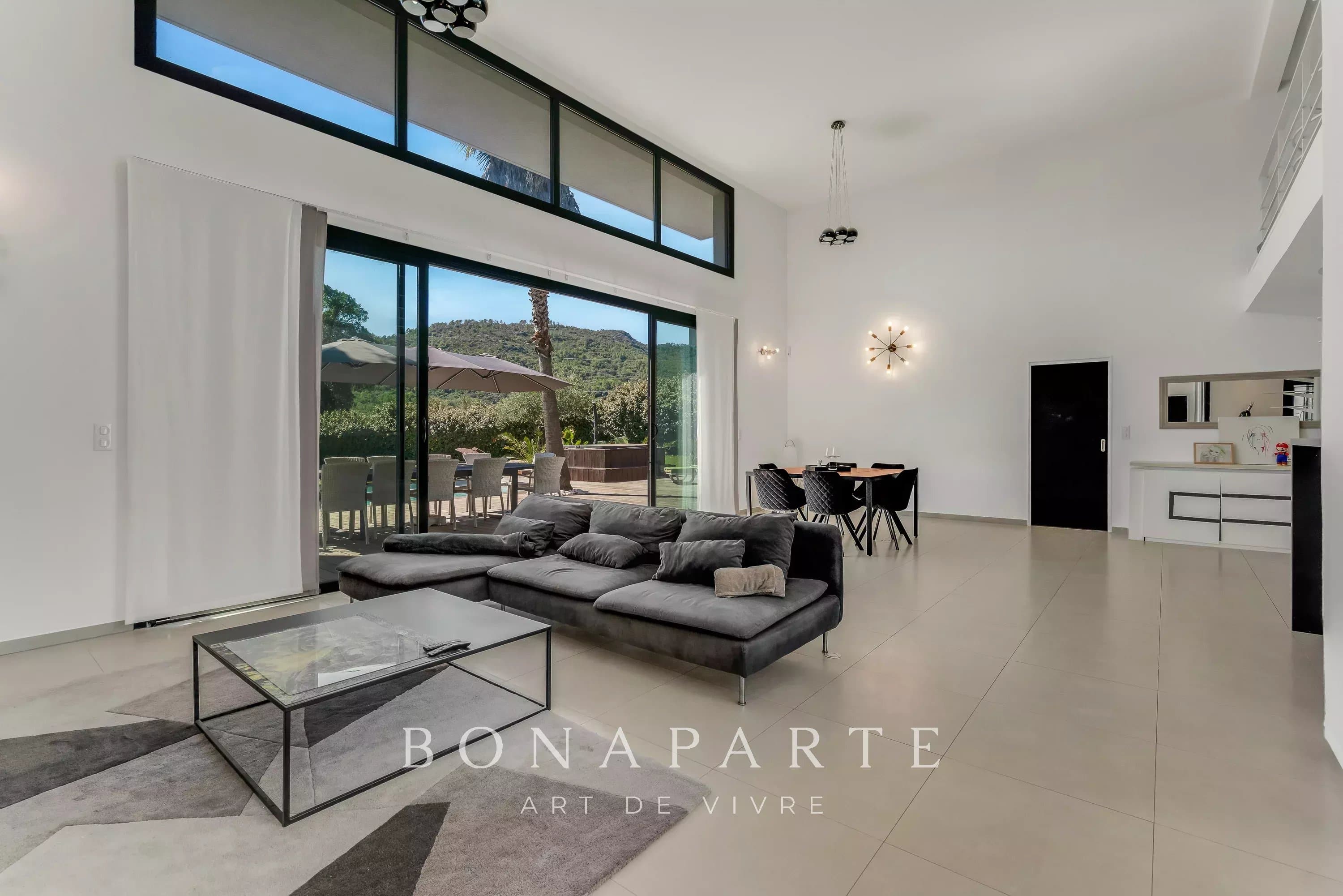 PROCHE SAINTE MAXIME - SPACIEUSE VILLA CONTEMPORAINE DE 4 CHAMBRES - Photo 4