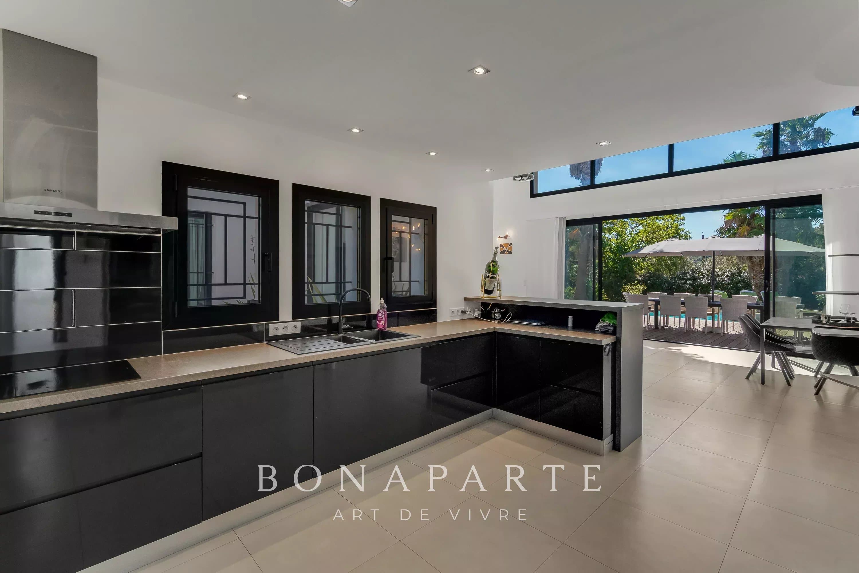 PROCHE SAINTE MAXIME - SPACIEUSE VILLA CONTEMPORAINE DE 4 CHAMBRES - Photo 8